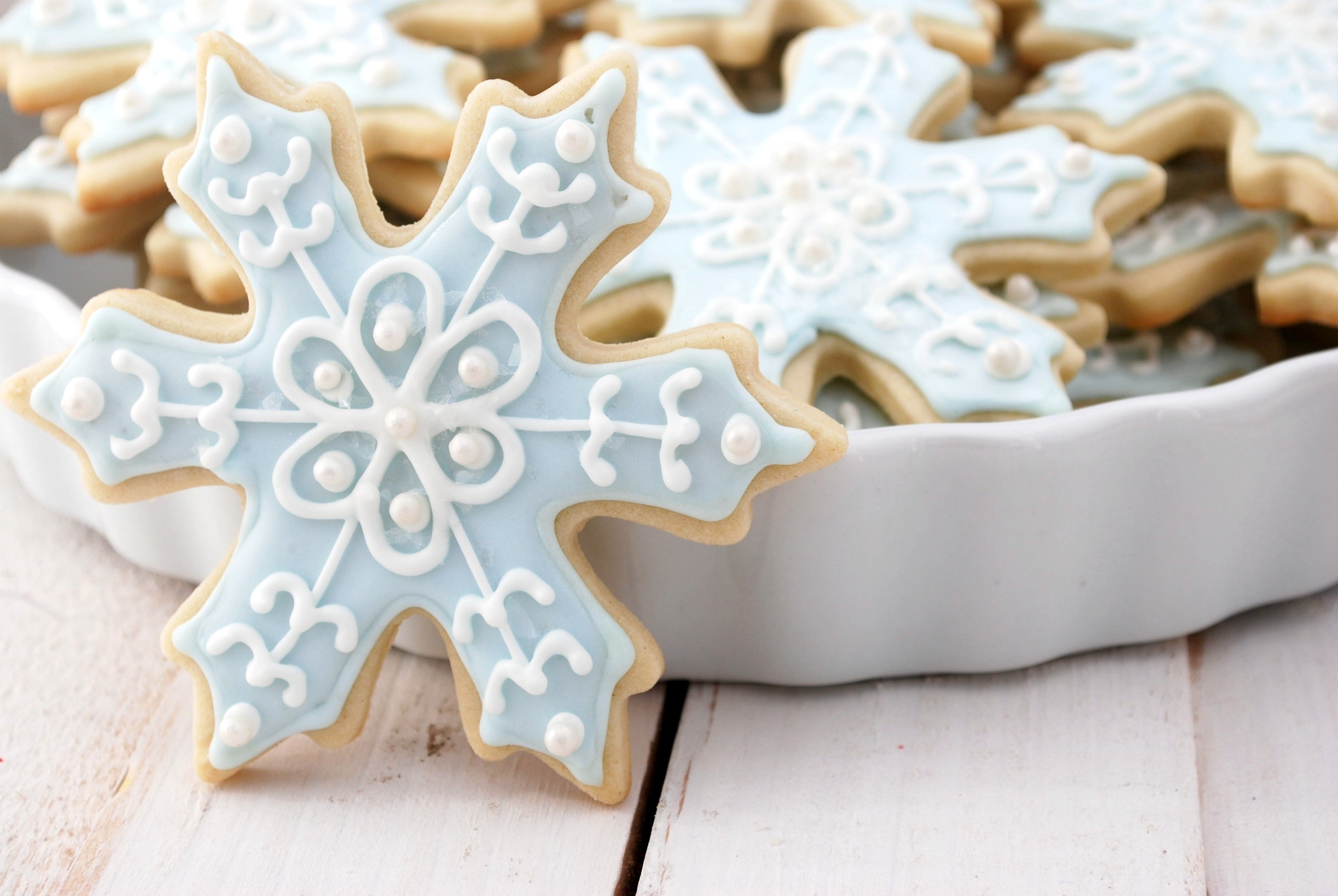 Blue snowflake cookies with white icing HD Wallpaper