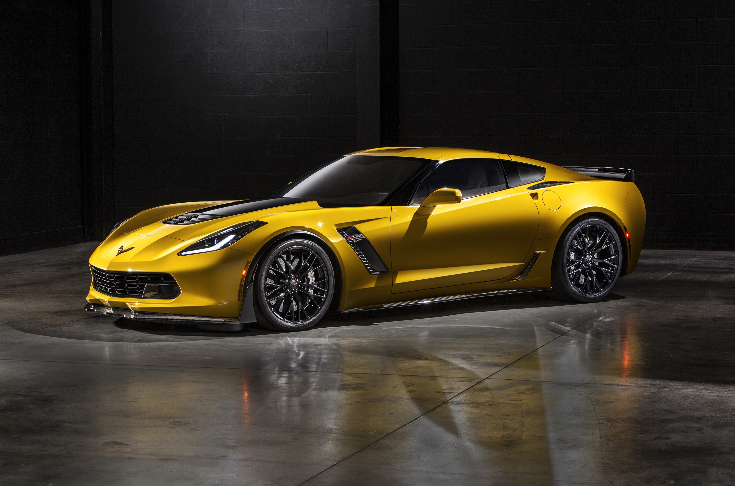 Yellow 2015 Chevrolet Corvette Stingray Z06 HD Wallpaper