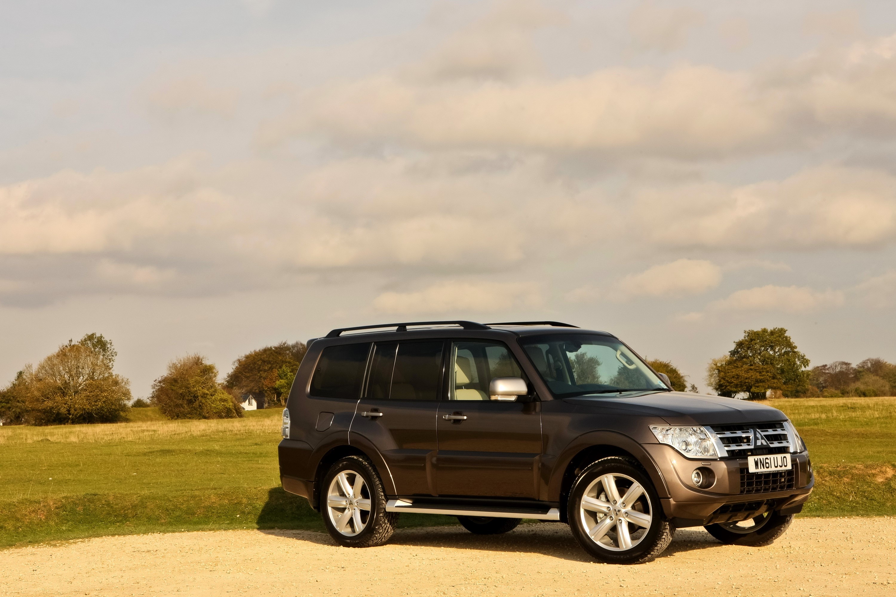 Mitsubishi Shogun parked on a dirt road HD Wallpaper