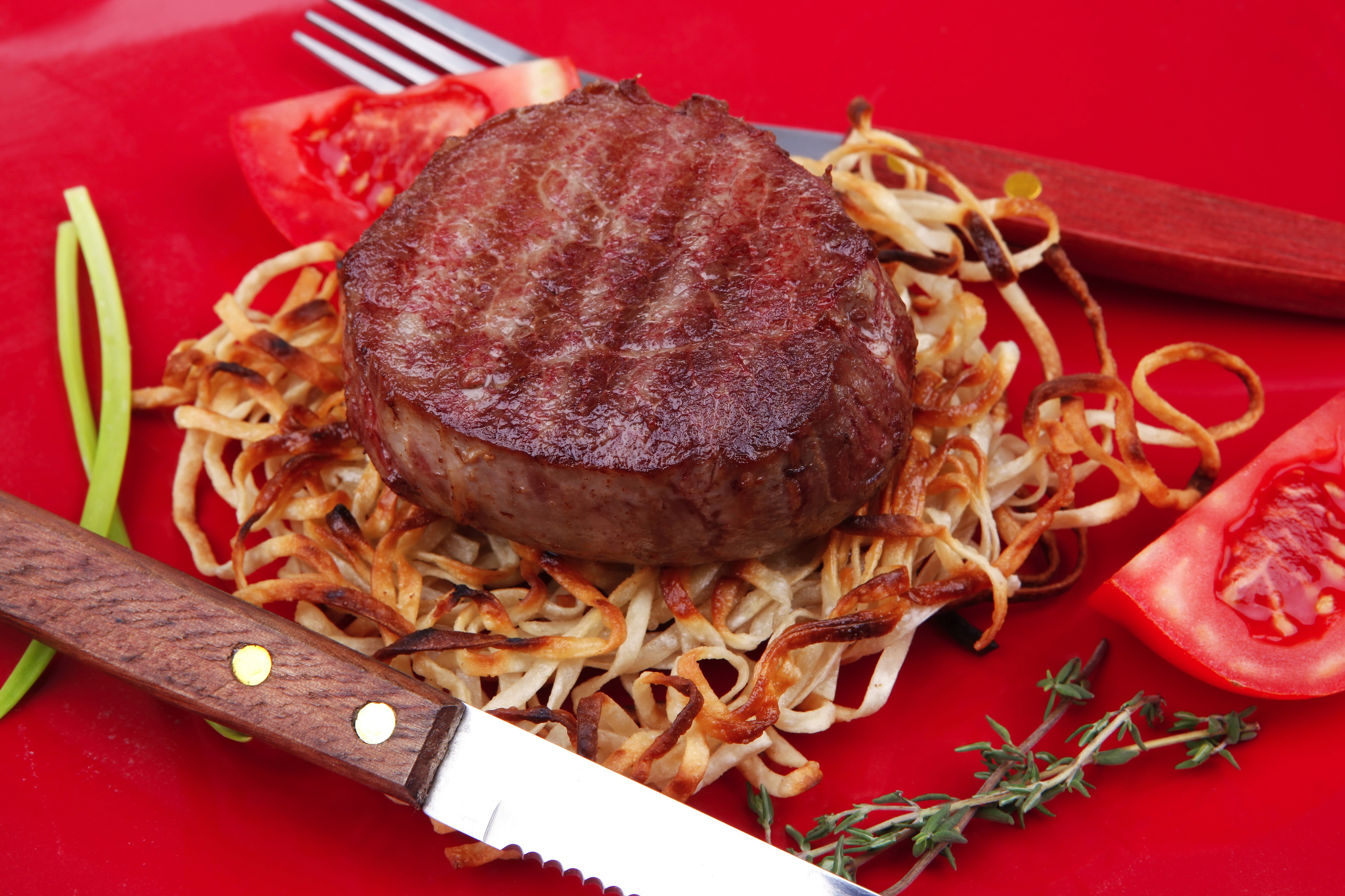 Beef steak with fried noodles and tomatoes HD Wallpaper