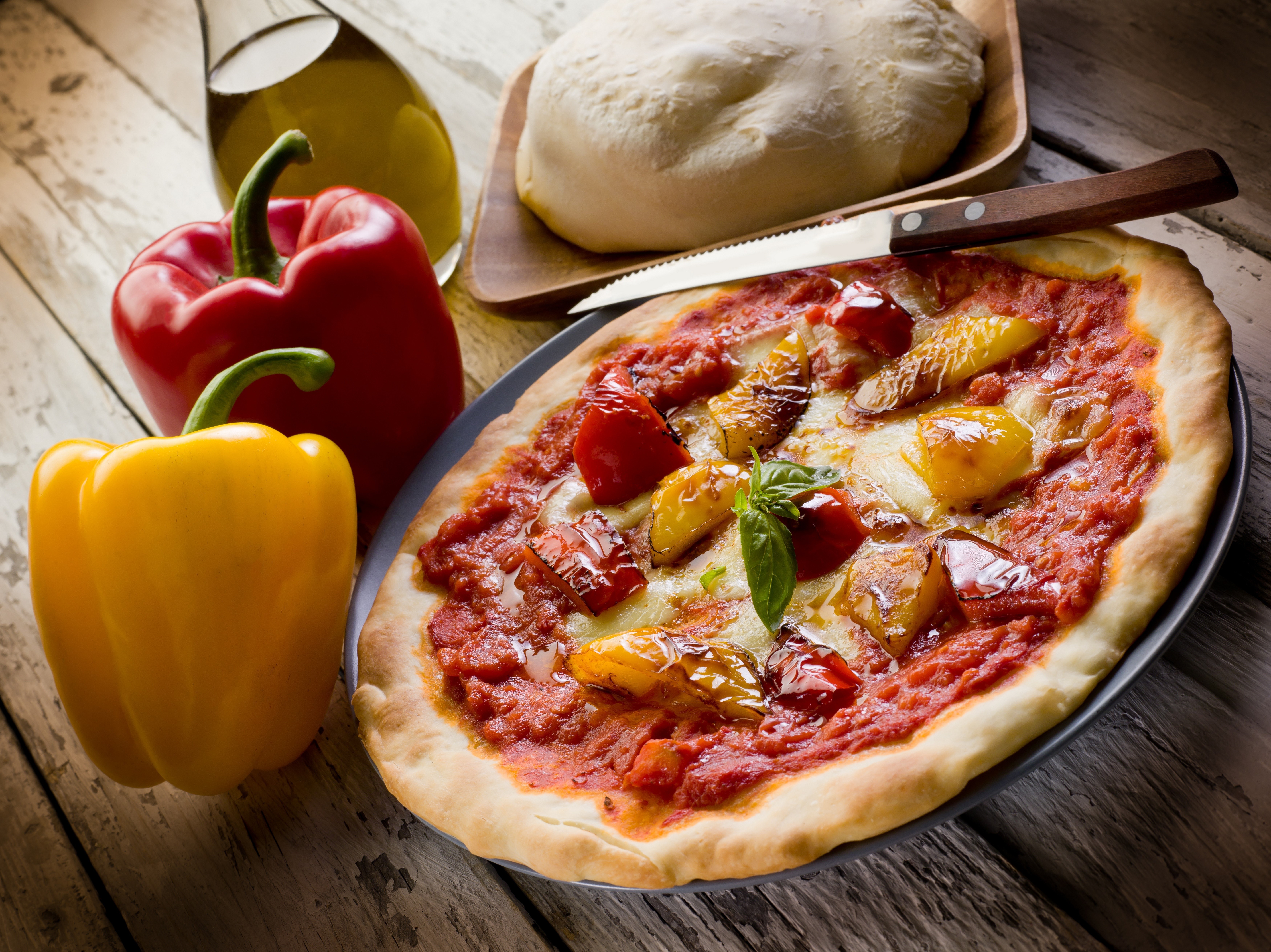 Pizza with Bell Peppers and Olive Oil HD Wallpaper