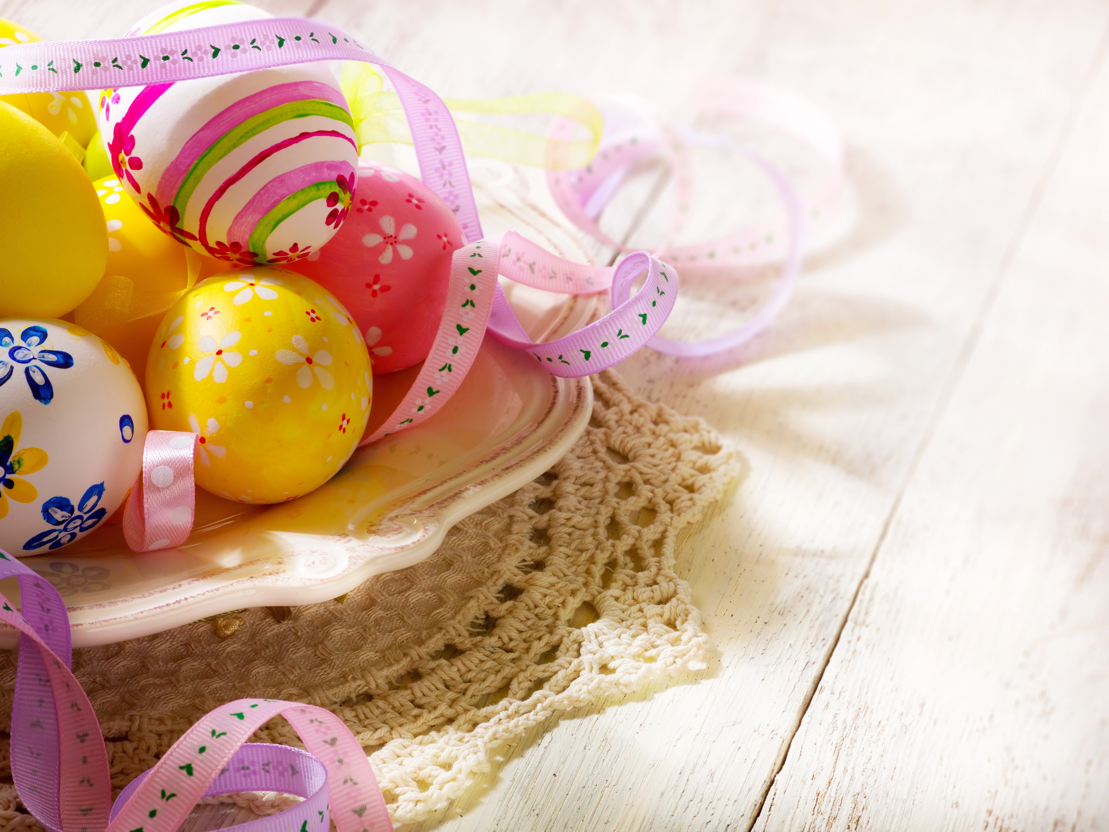 Easter eggs with ribbons on a plate HD Wallpaper