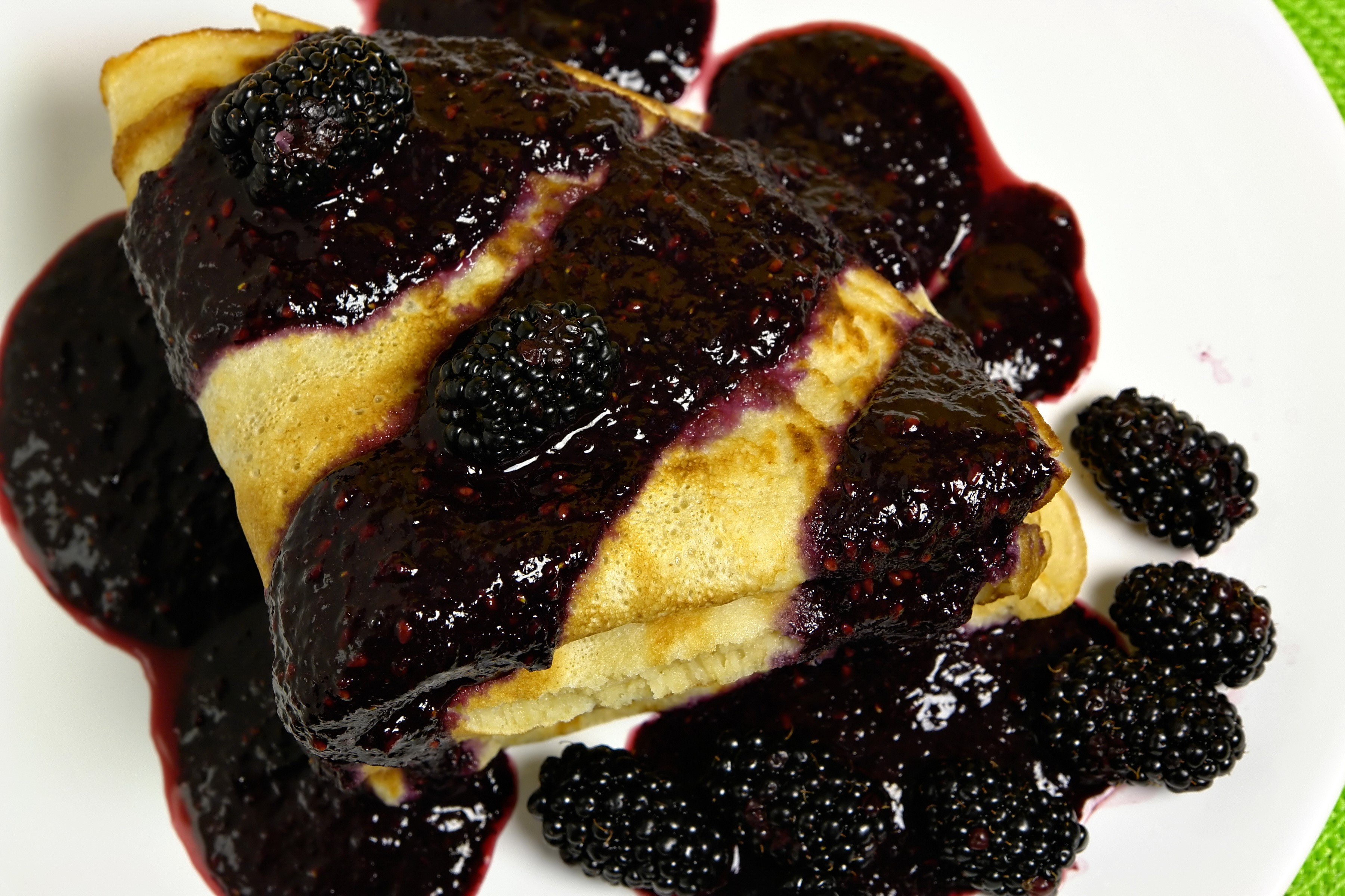 Pancake with Blackberry Sauce and Blackberries HD Wallpaper