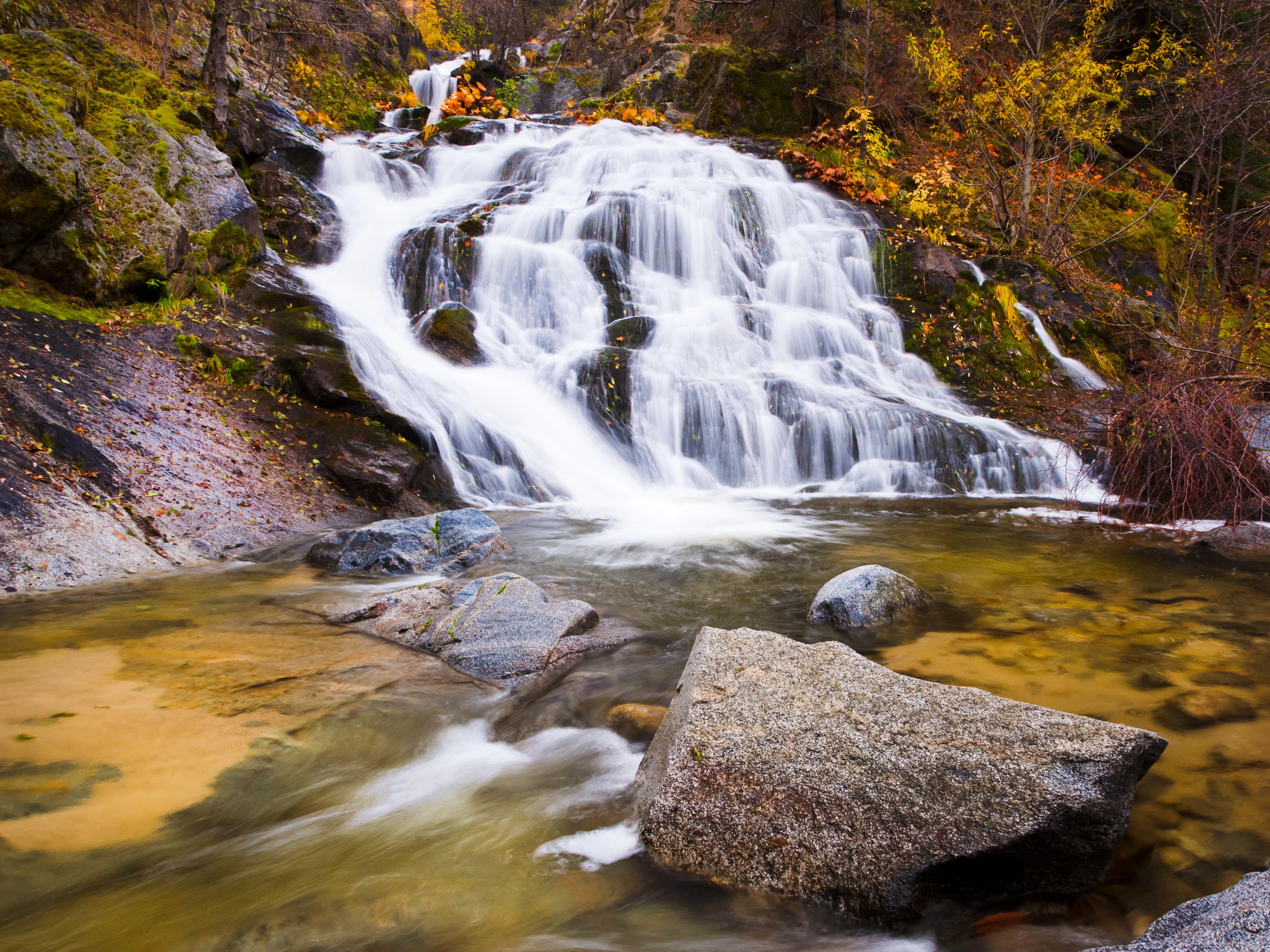 Waterfall cascading over rocks in California HD Wallpaper