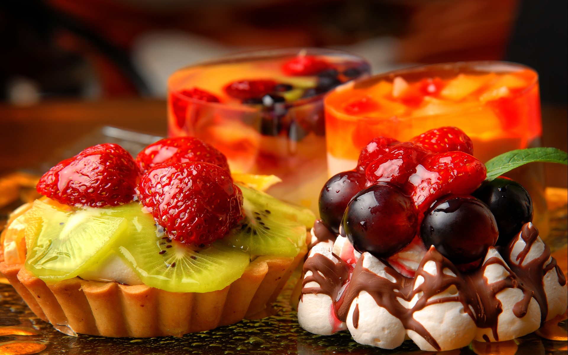 Fruit tarts and jelly desserts with berries HD Wallpaper