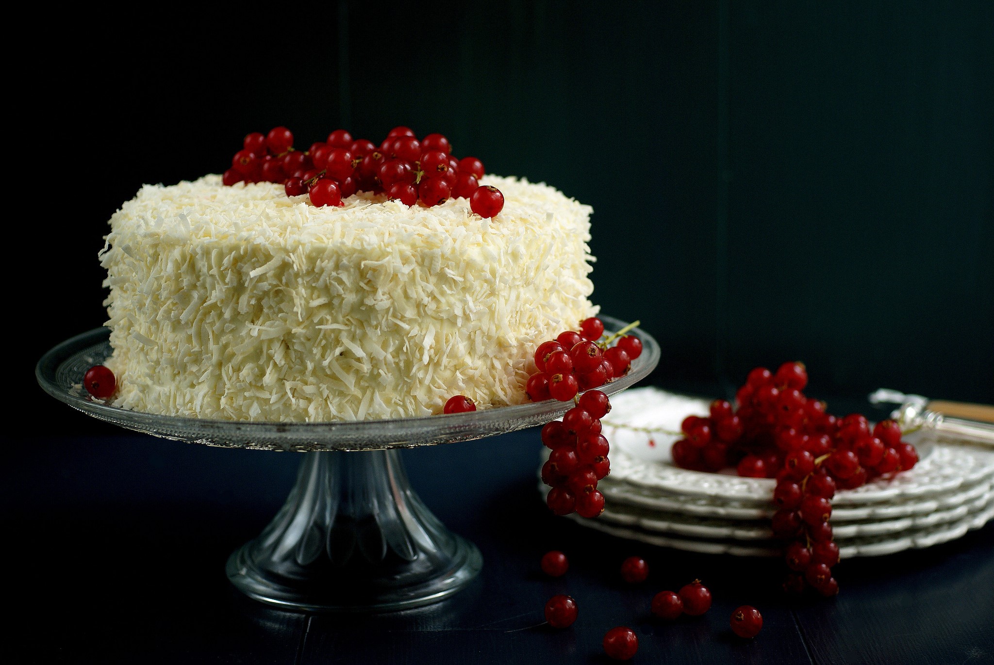 White cake with red currants on a cake stand HD Wallpaper