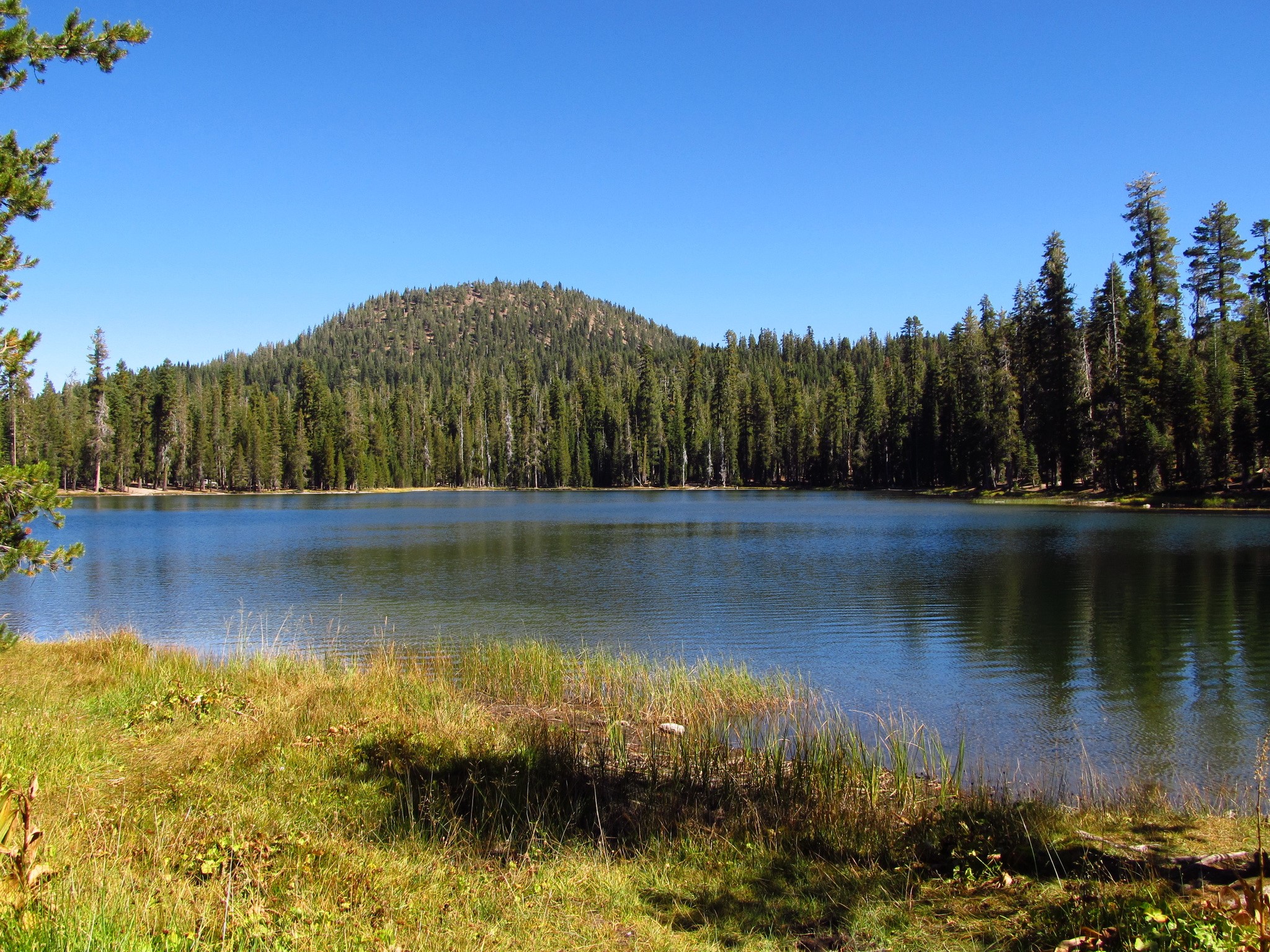 Lake in Lassen Volcanic National Park, USA HD Wallpaper