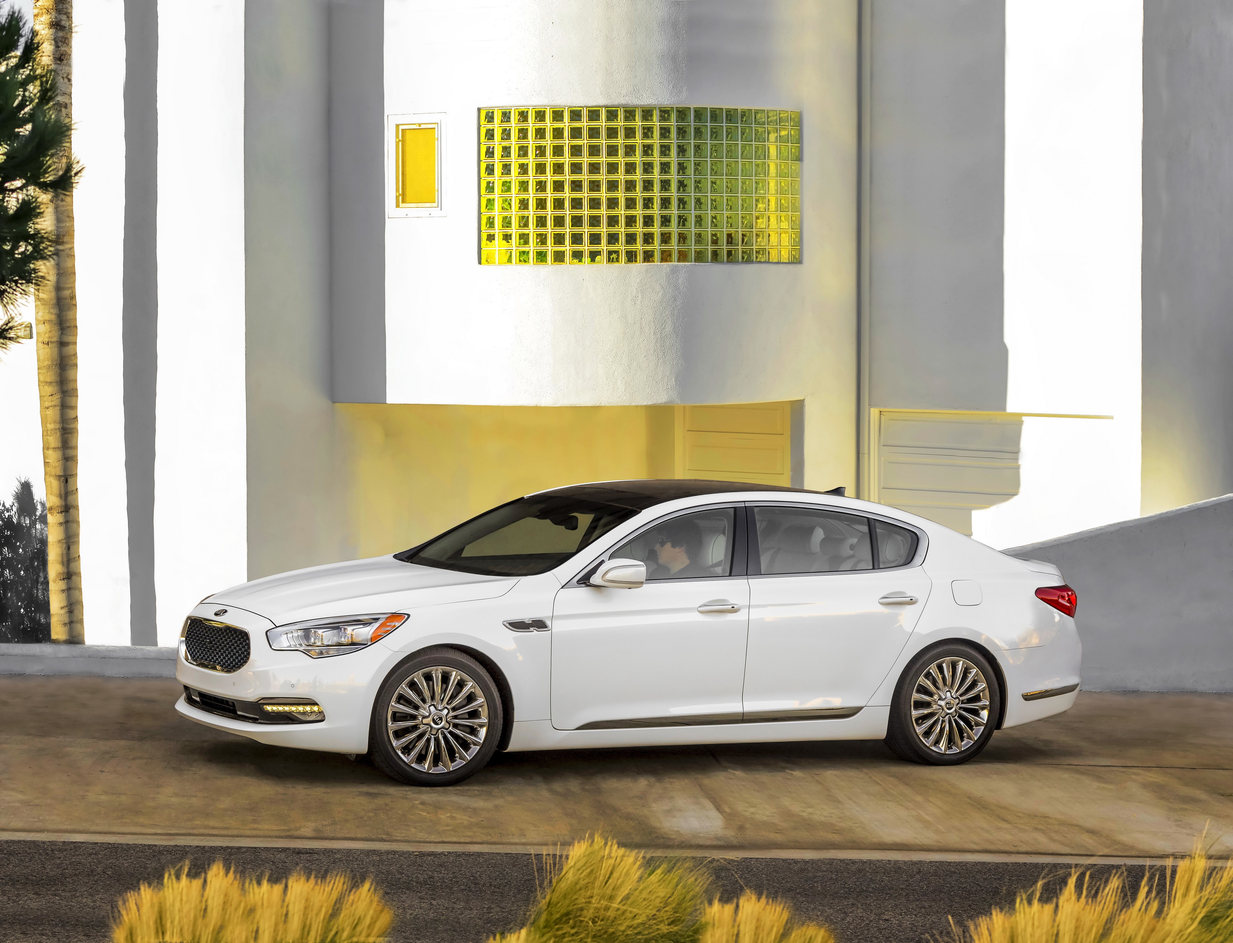 White 2014 Kia K900 Sedan HD Wallpaper