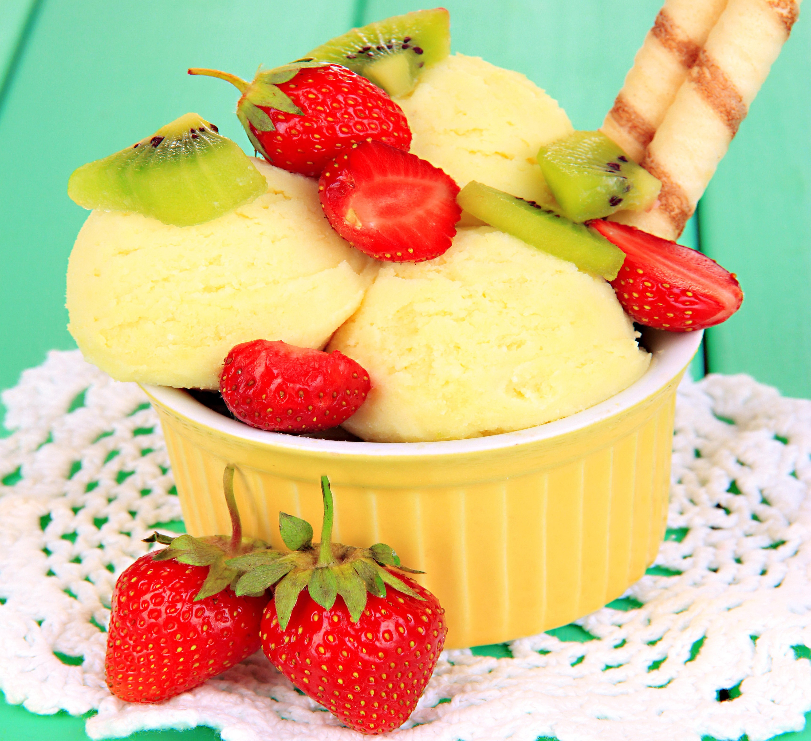 Yellow ice cream with strawberries and kiwi HD Wallpaper