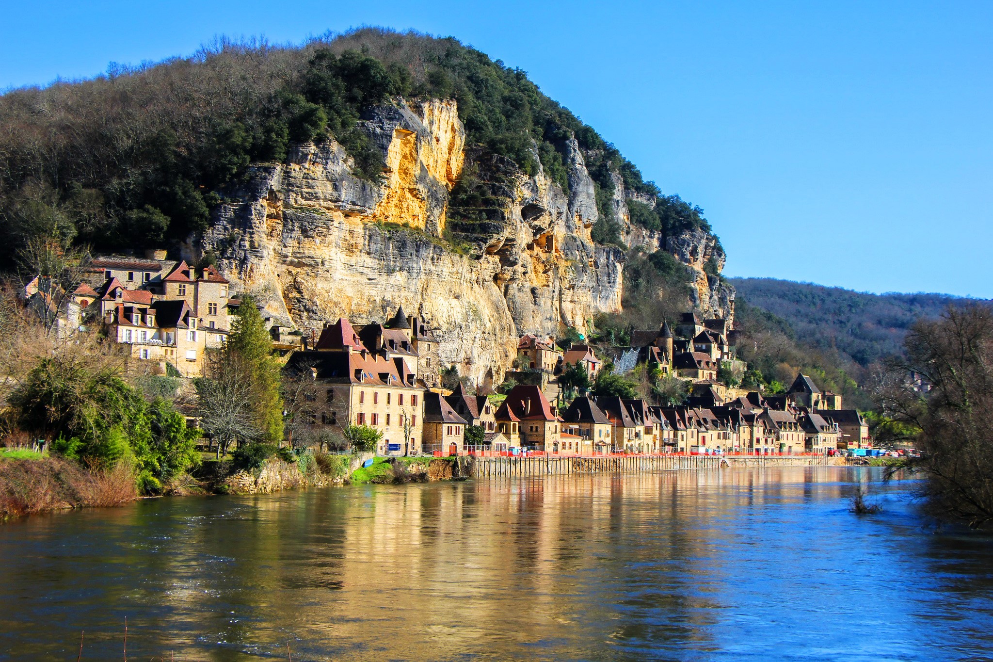 La Roque Gageac village on a cliff by a river in France HD Wallpaper