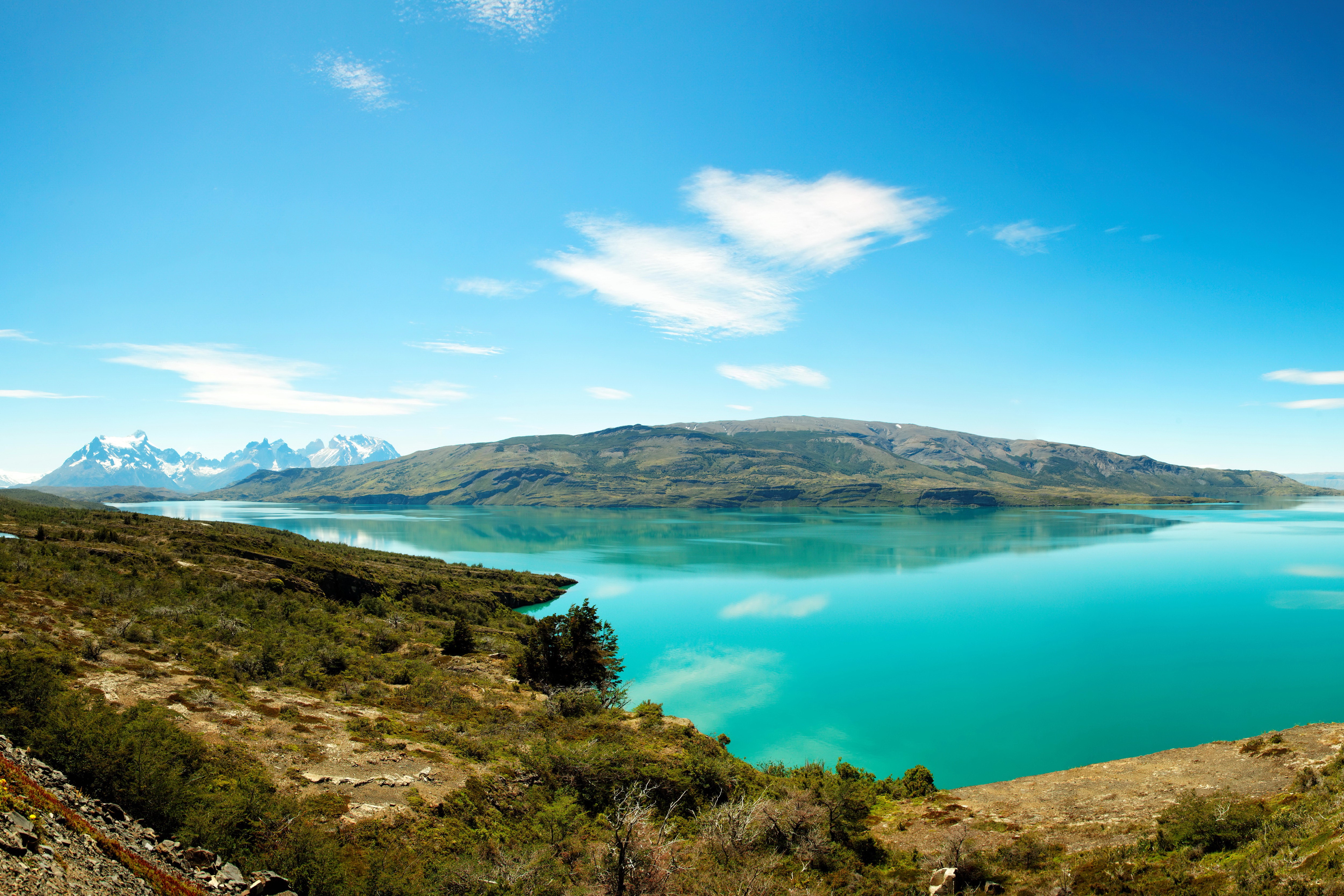 Turquoise Lake and Mountains in Patagonia HD Wallpaper