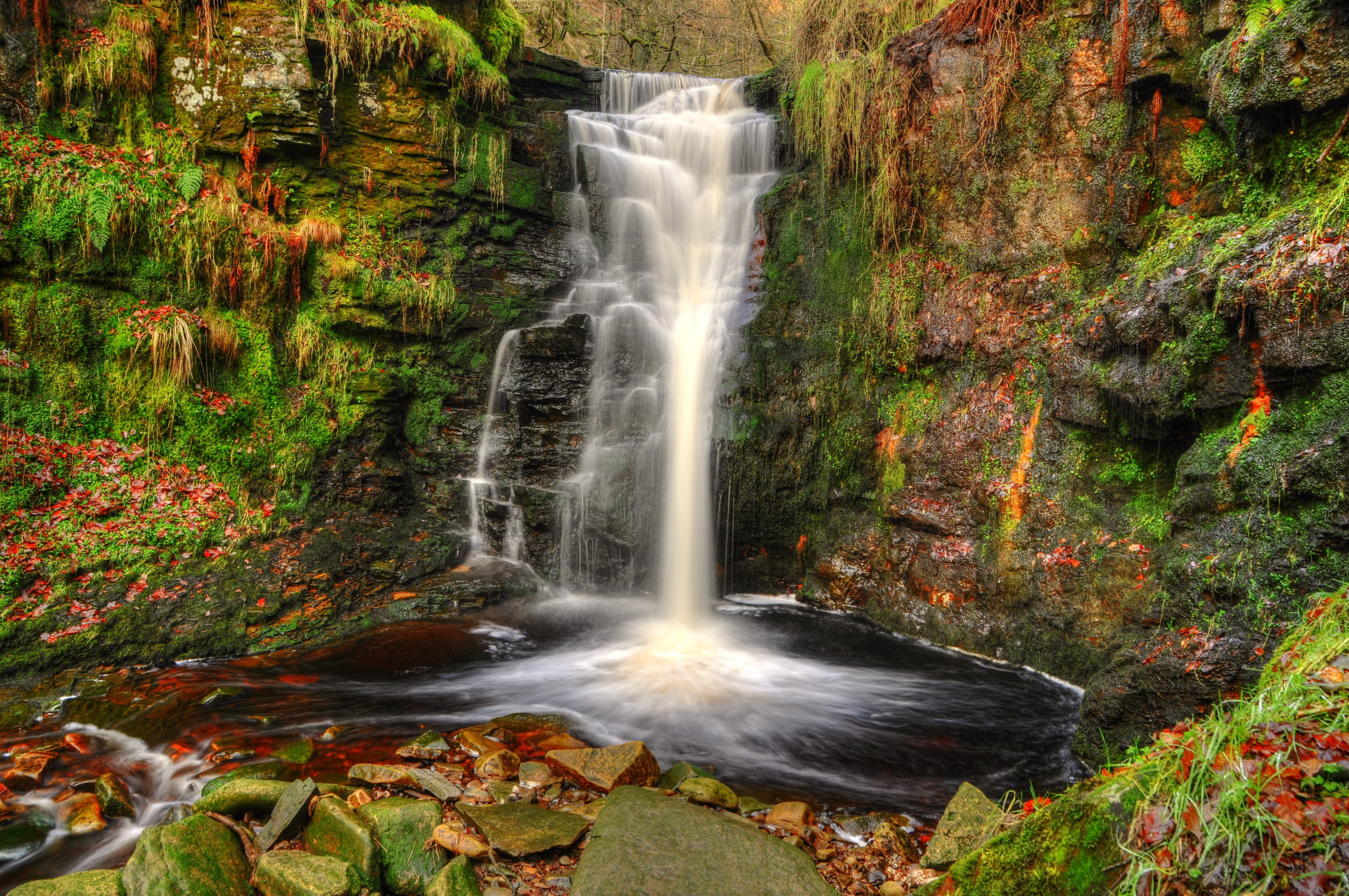 Waterfall cascading over mossy rocks in Anglezarke, England HD Wallpaper