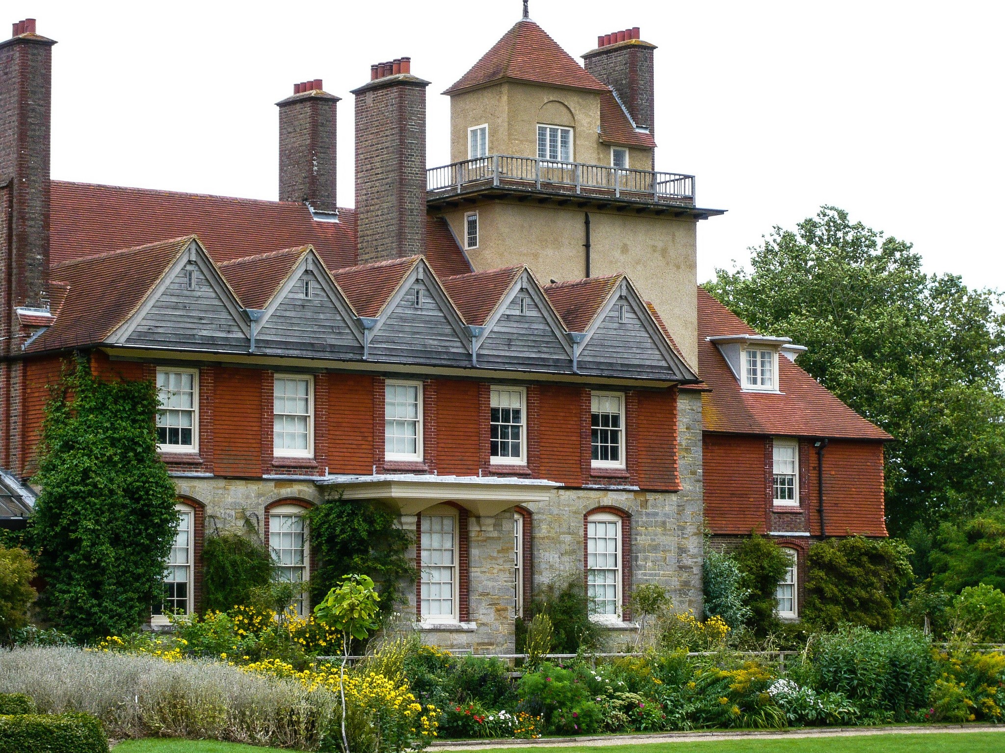 Brick and stone house with gardens in Bexleyheath, England HD Wallpaper