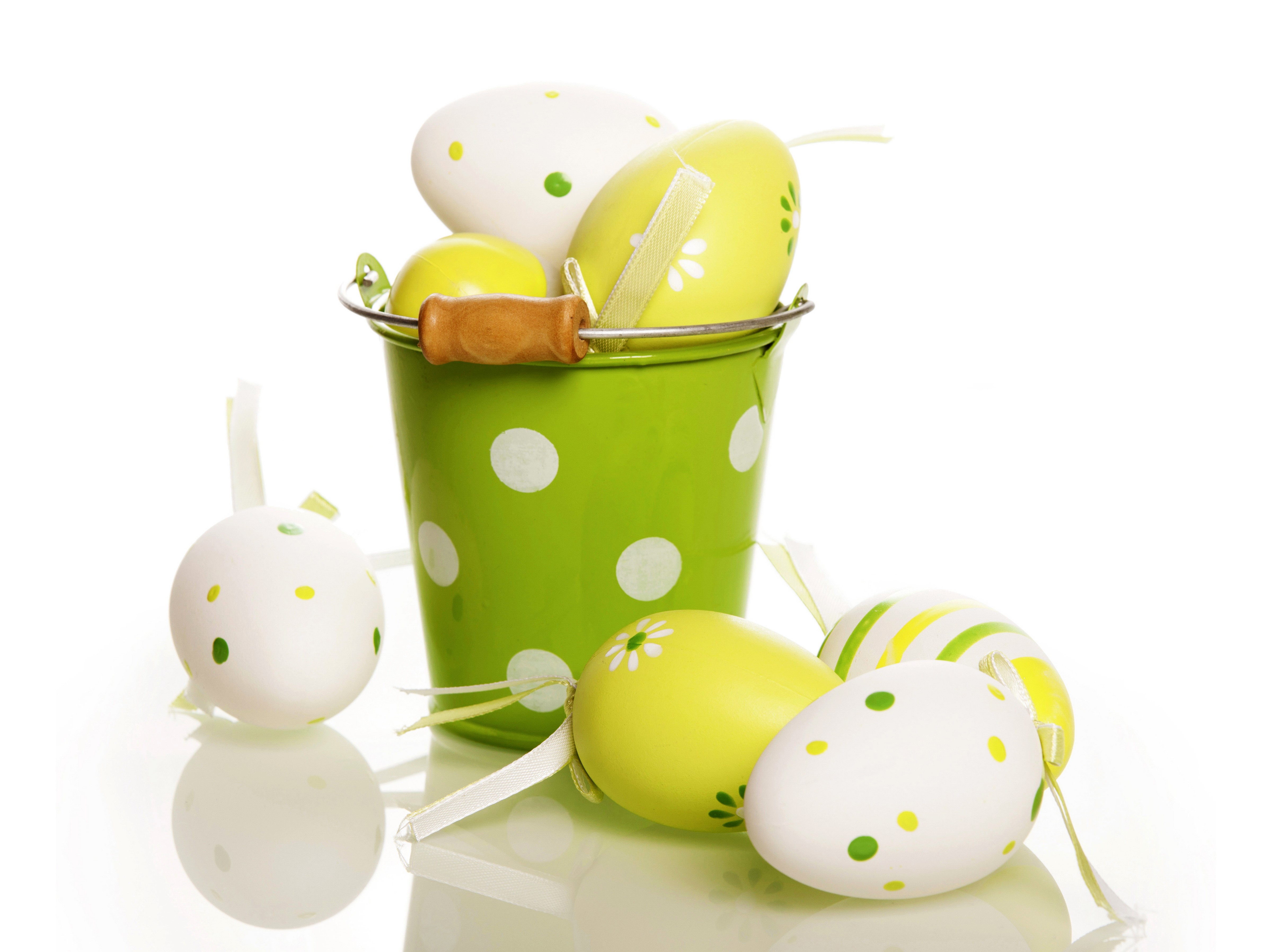 Easter eggs in a green bucket HD Wallpaper