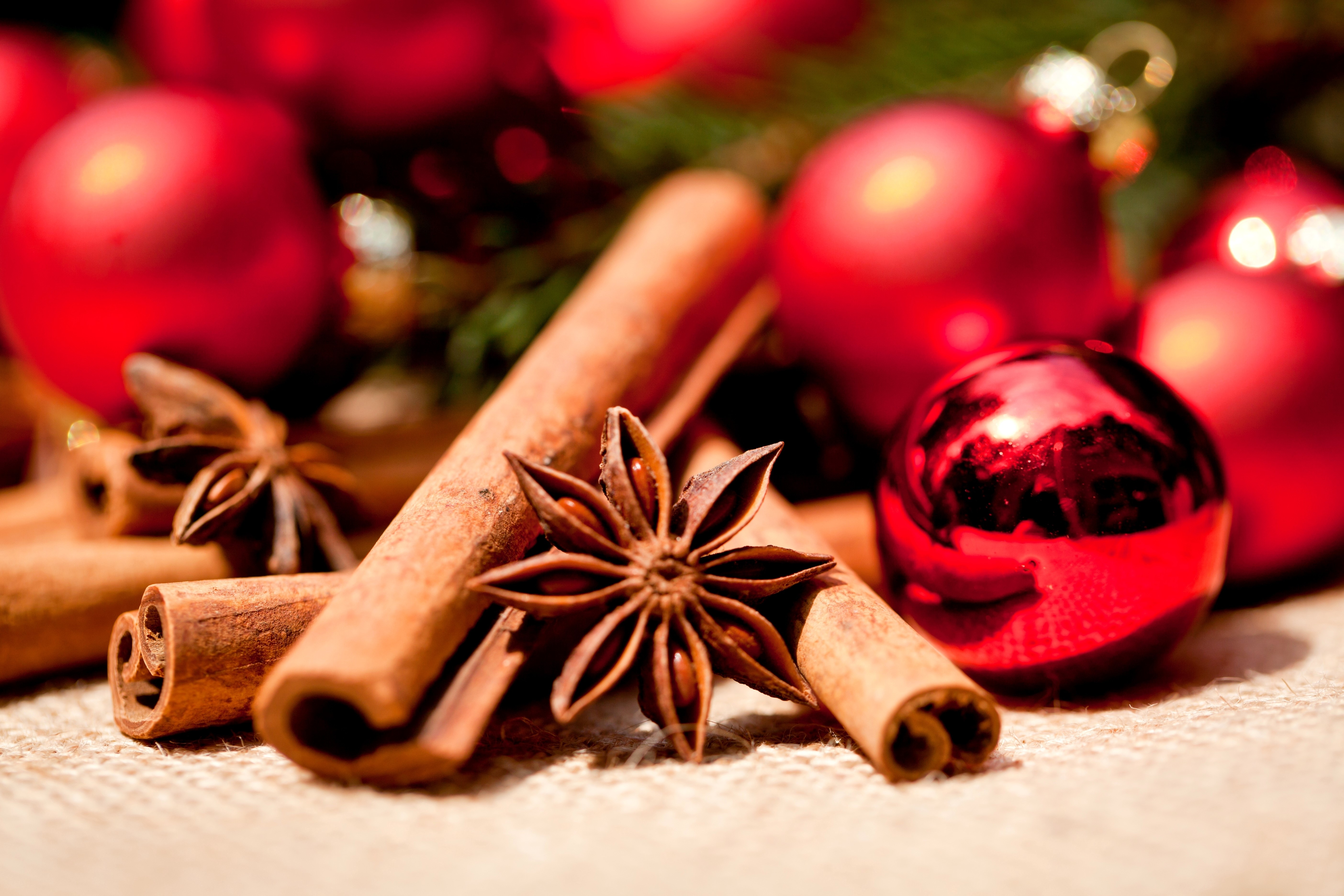 Christmas ornaments with cinnamon sticks and star anise HD Wallpaper