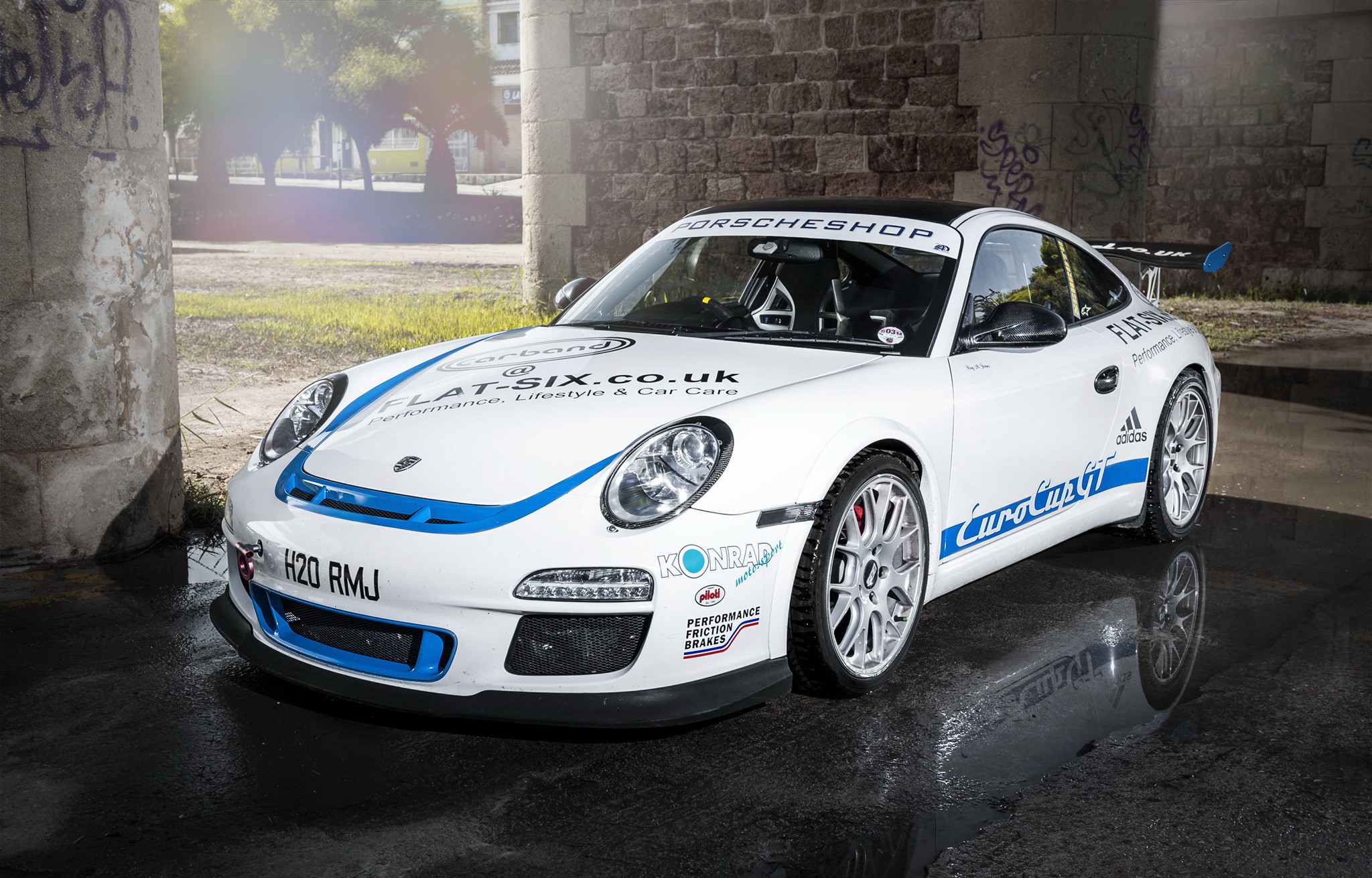 White Porsche 911 Carrera S with "FLAT-SIX.co.uk" livery HD Wallpaper