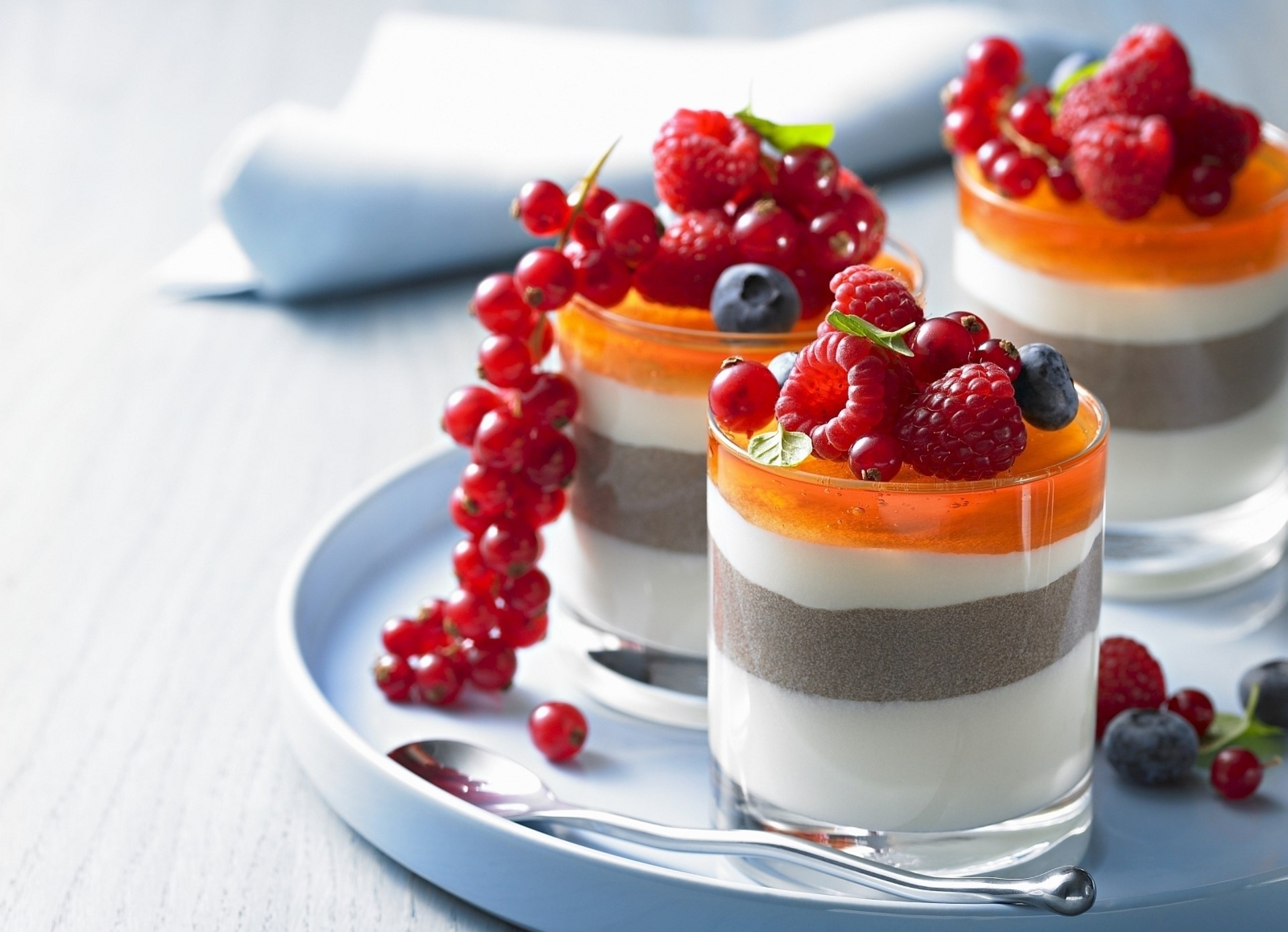 Dessert parfaits with berries and jelly HD Wallpaper