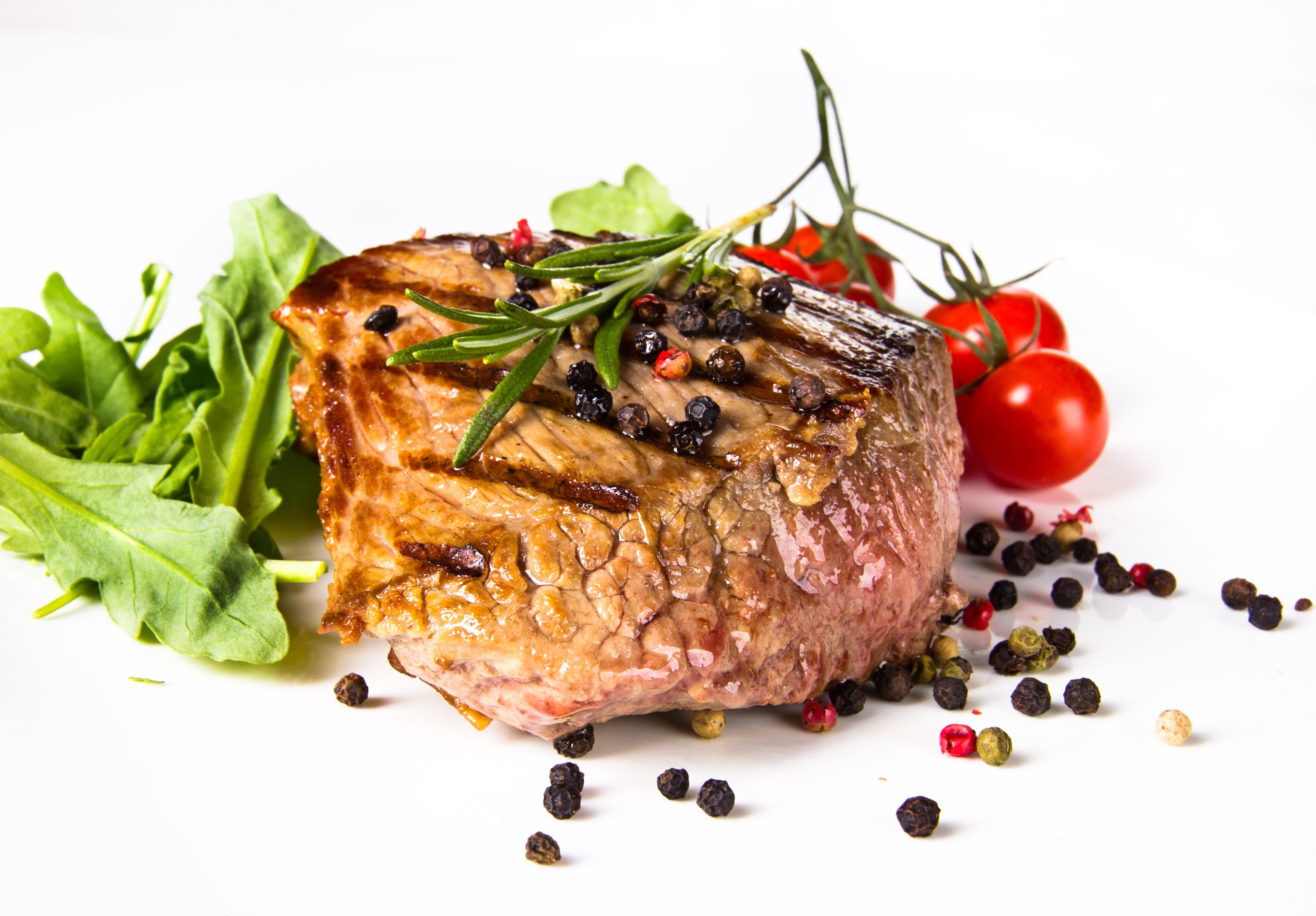Grilled steak with cherry tomatoes and arugula HD Wallpaper