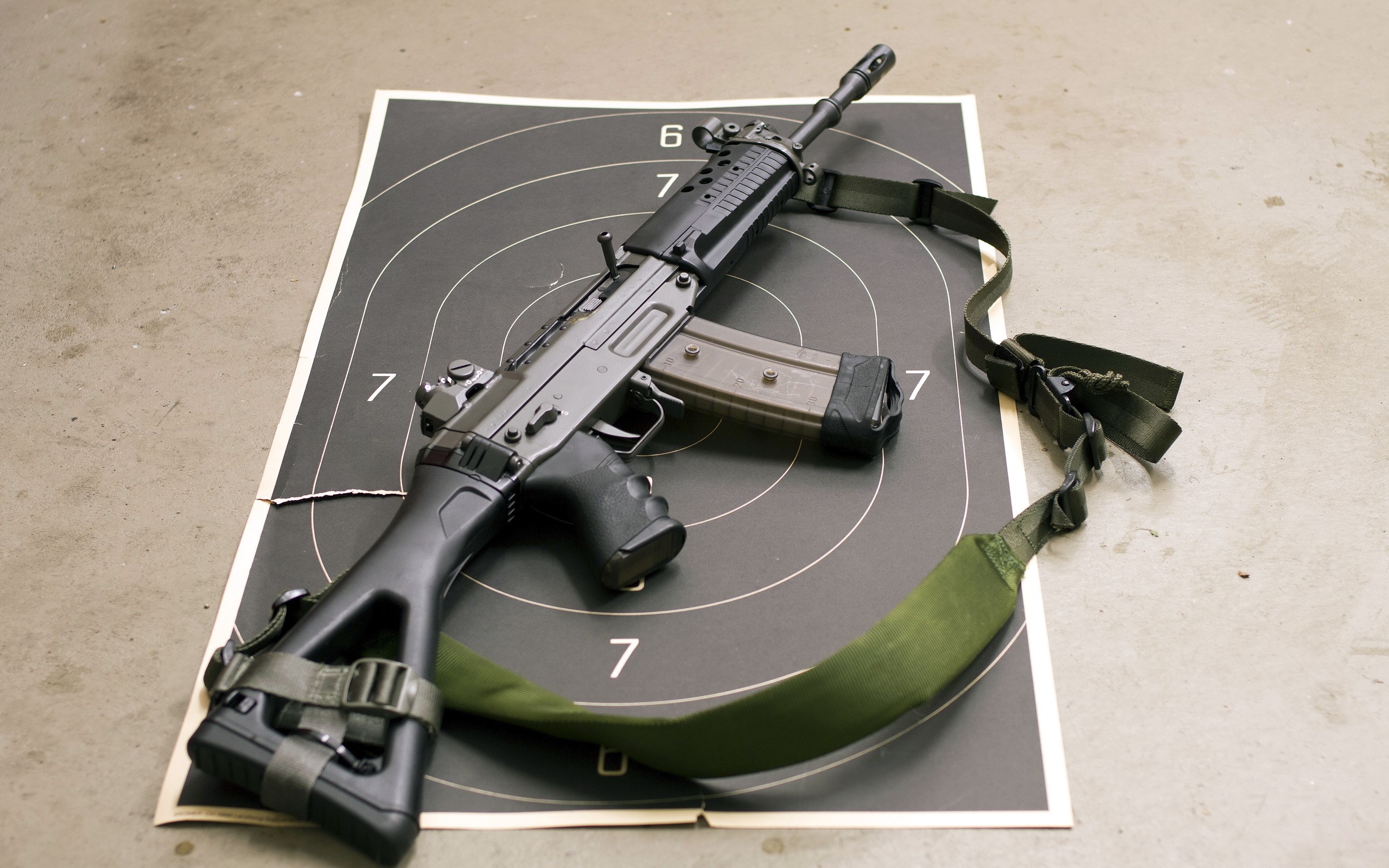 SIG SG 552 LB rifle on target HD Wallpaper