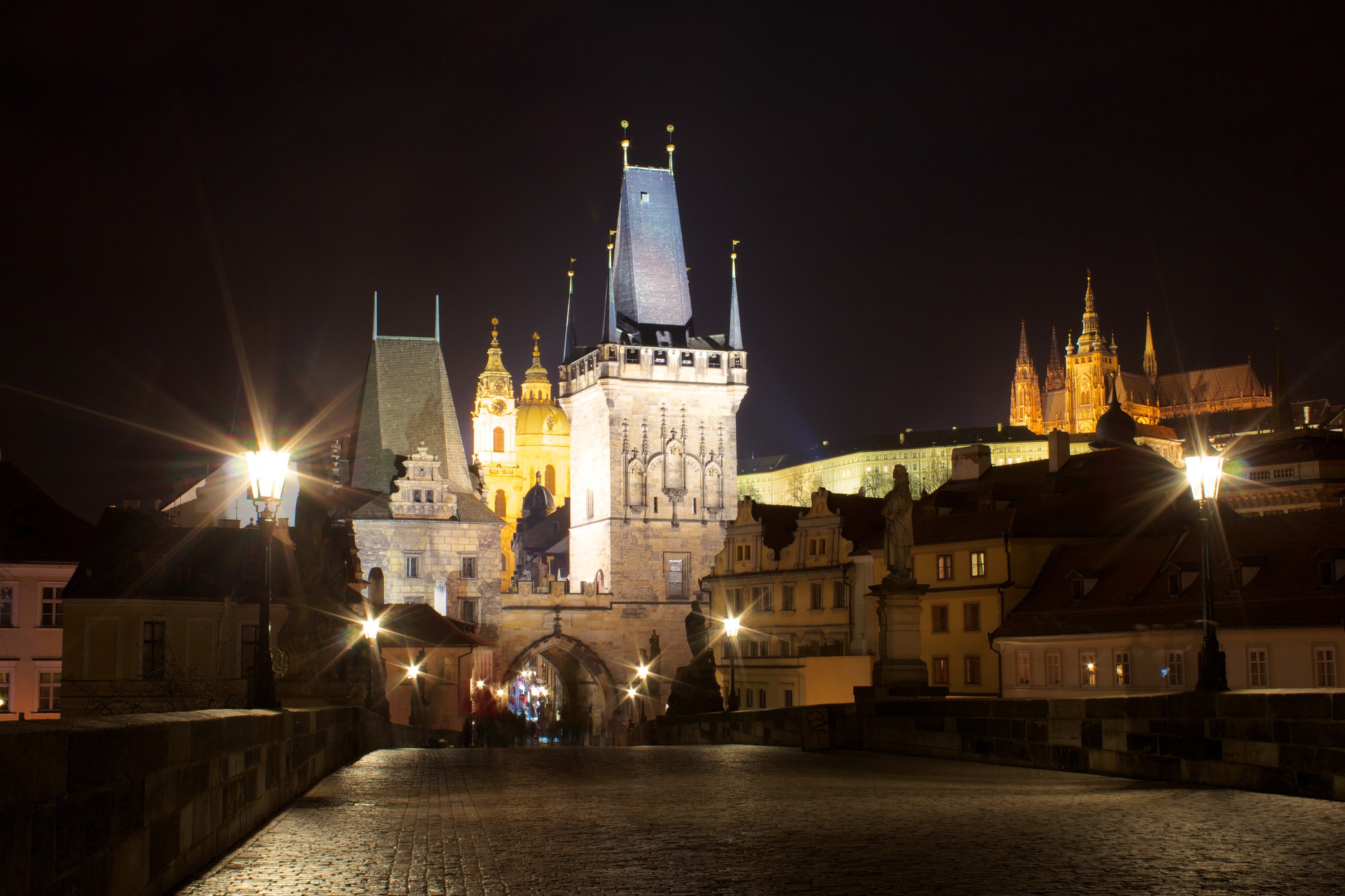 Charles Bridge at night in Prague, Czech Republic HD Wallpaper