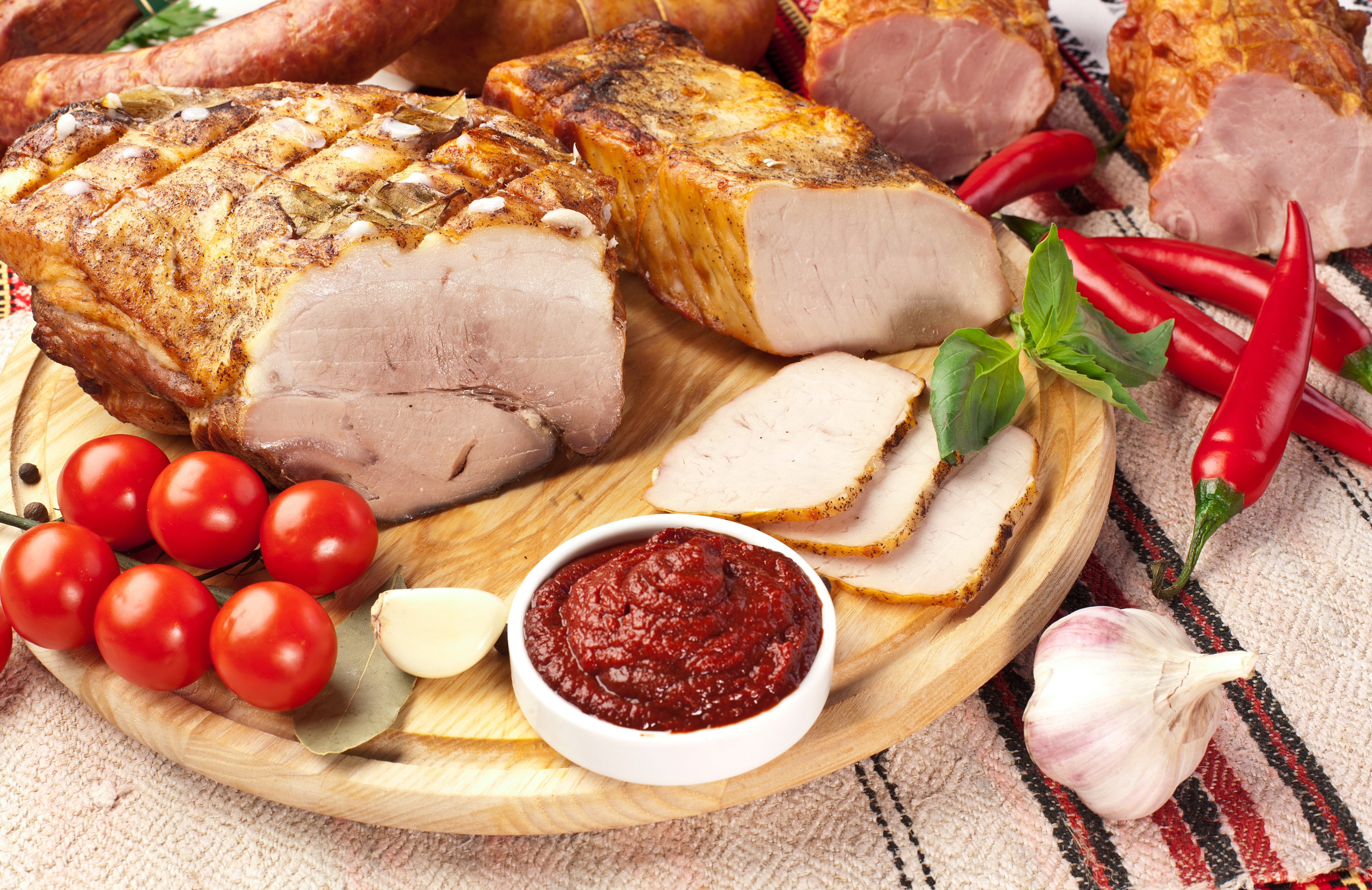 Meat products with tomatoes, chili peppers, and garlic HD Wallpaper