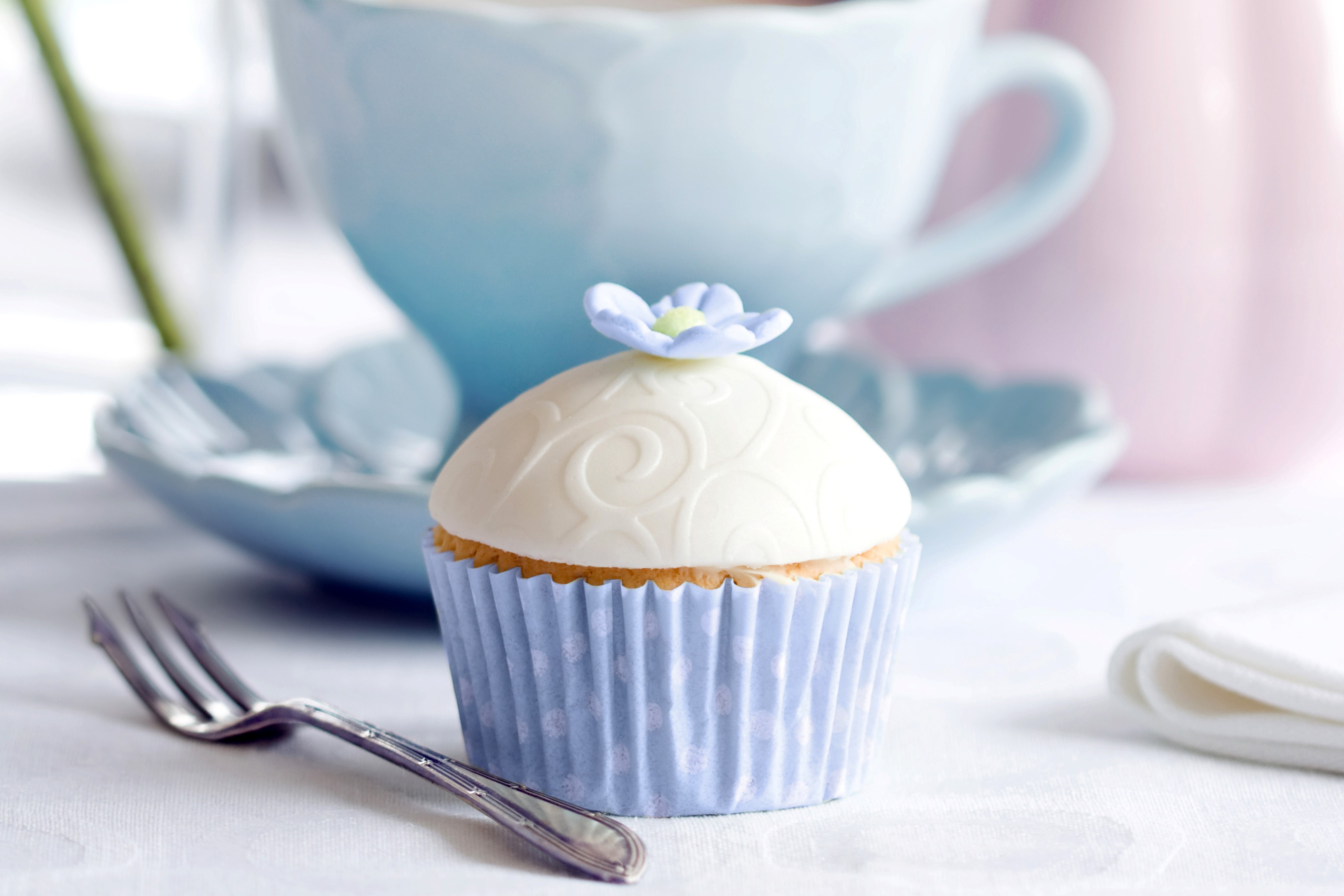 Cupcake with flower on a table with fork HD Wallpaper