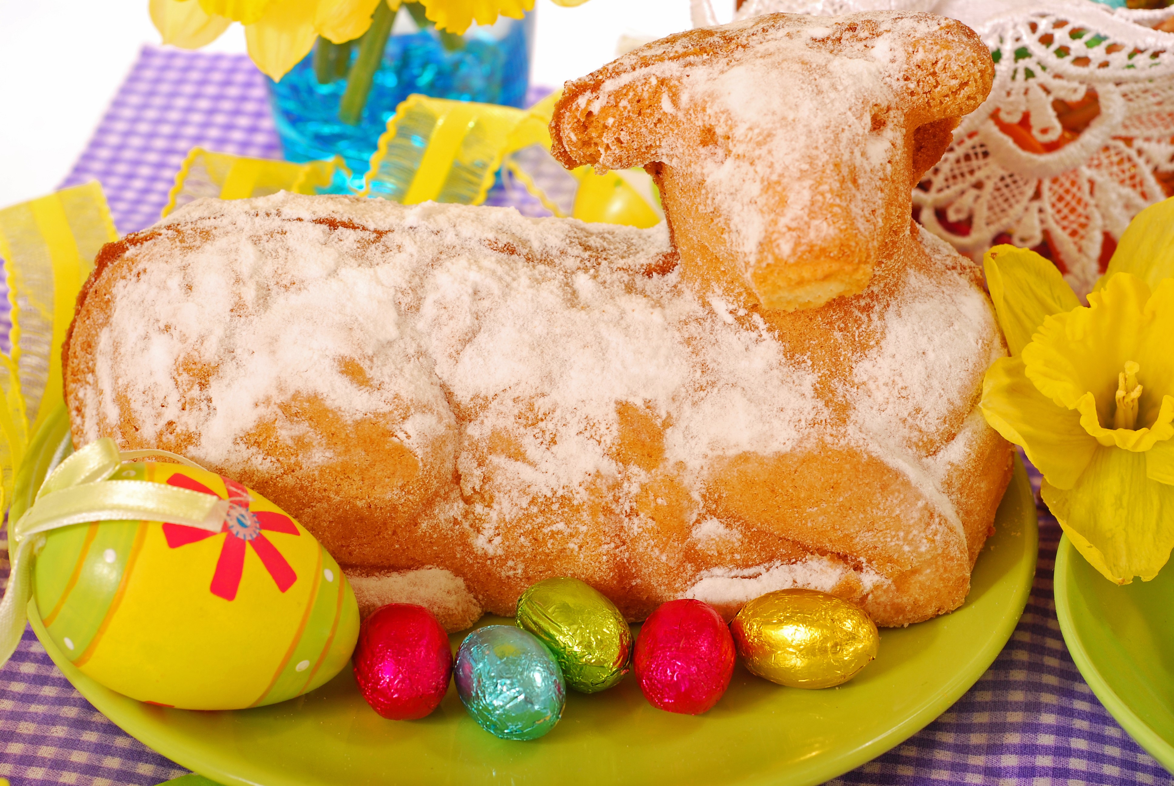 Easter lamb cake with daffodils and chocolate eggs HD Wallpaper