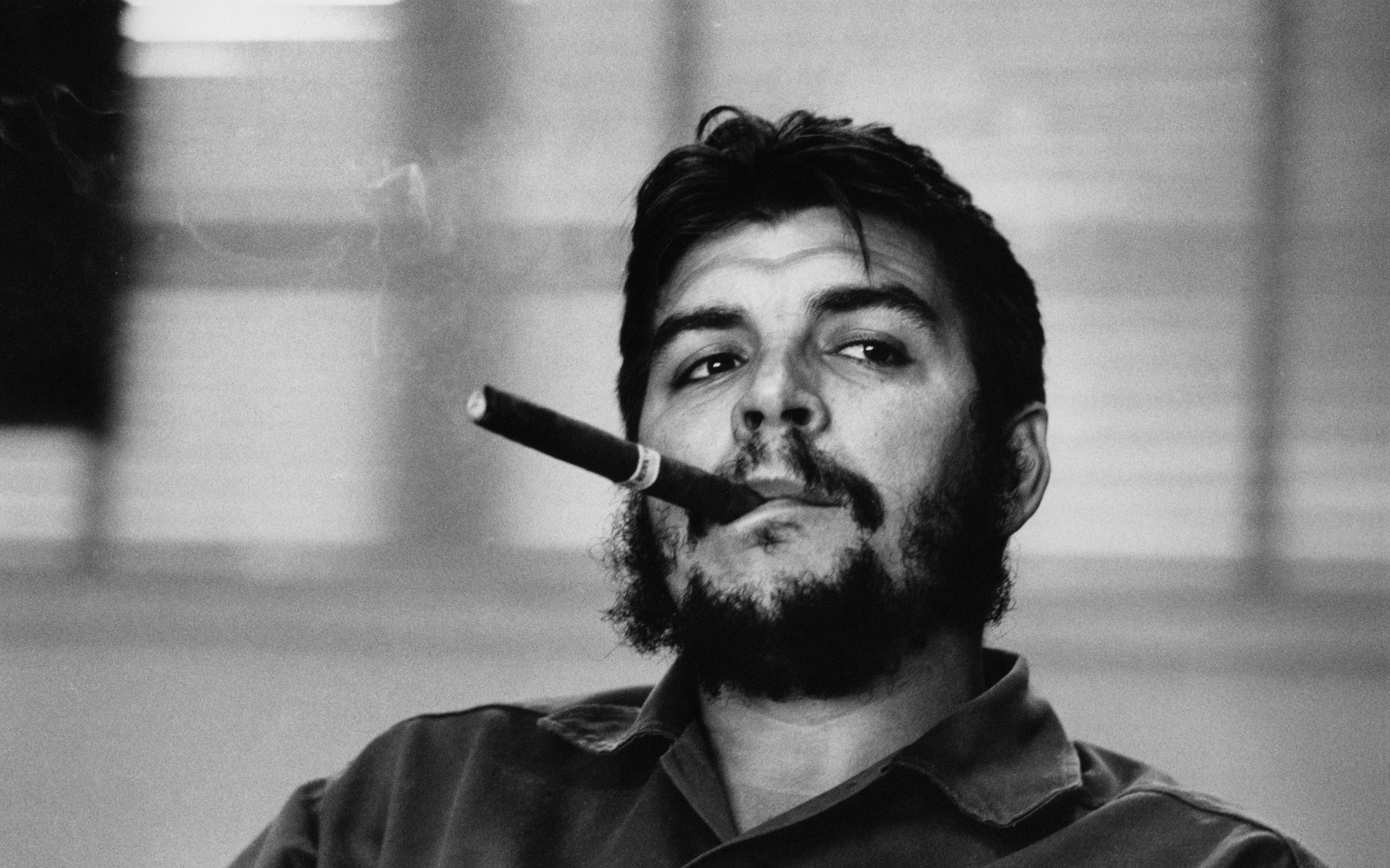 Che Guevara smoking a cigar HD Wallpaper