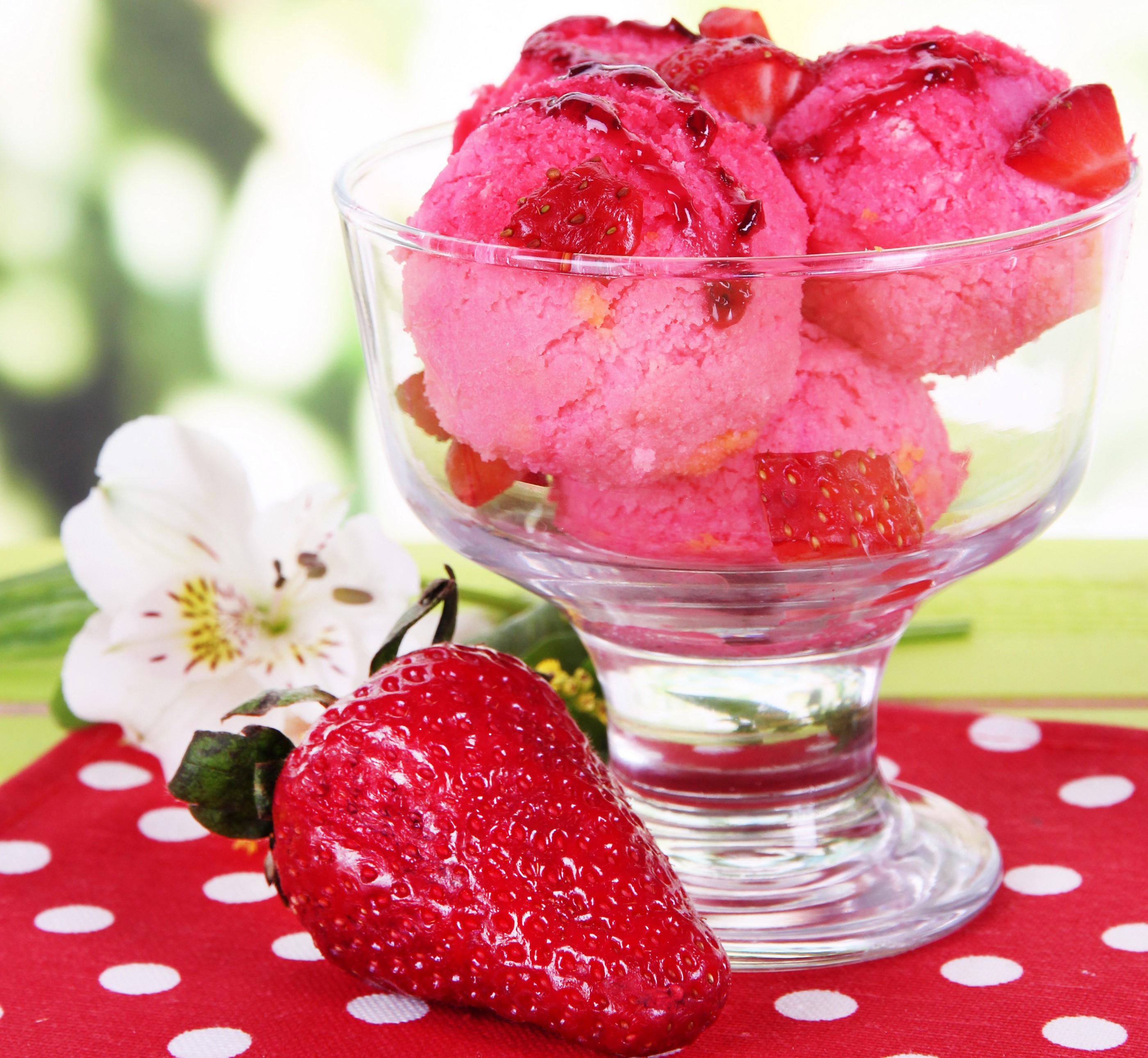 Strawberry ice cream in a glass bowl with fresh strawberry and flower HD Wallpaper