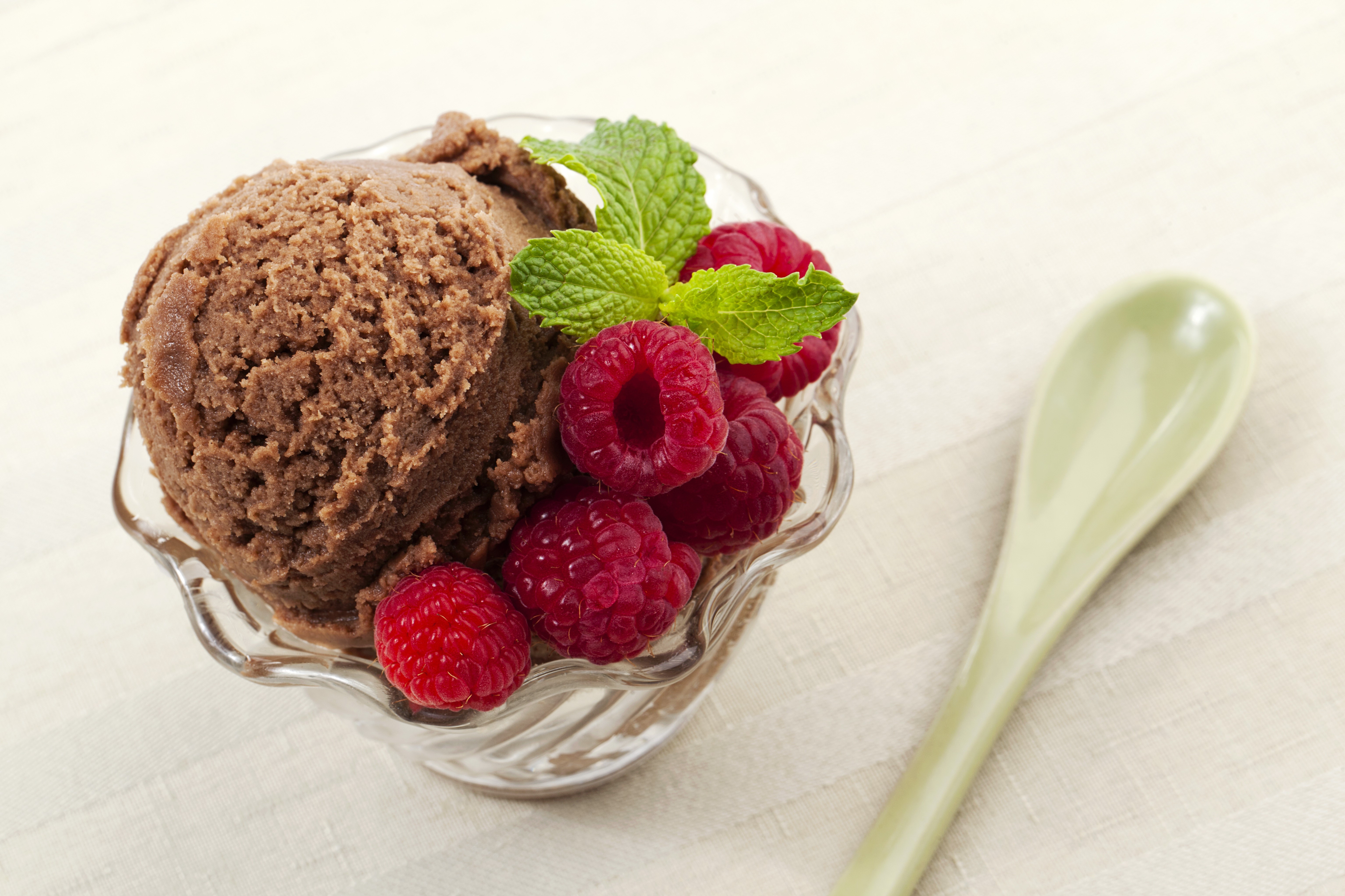 Chocolate ice cream with raspberries and mint HD Wallpaper