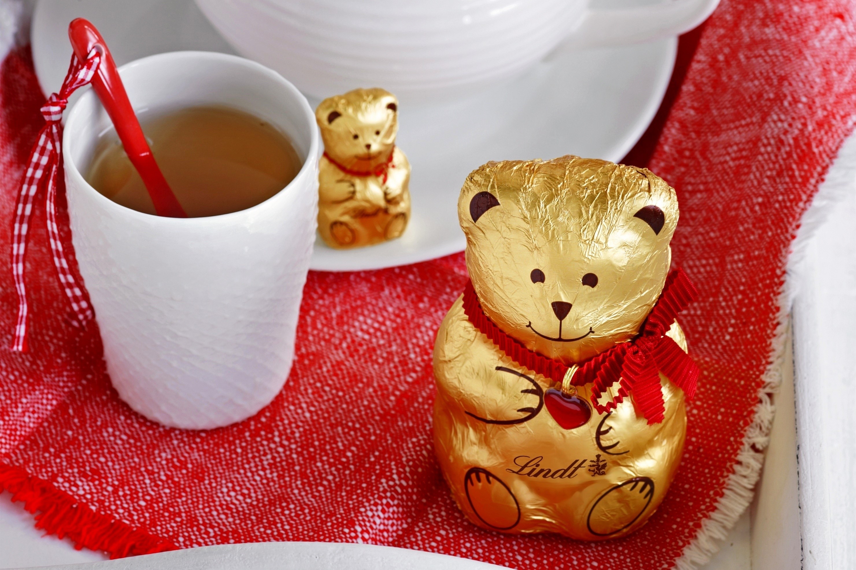 Lindt chocolate teddy bears with tea HD Wallpaper