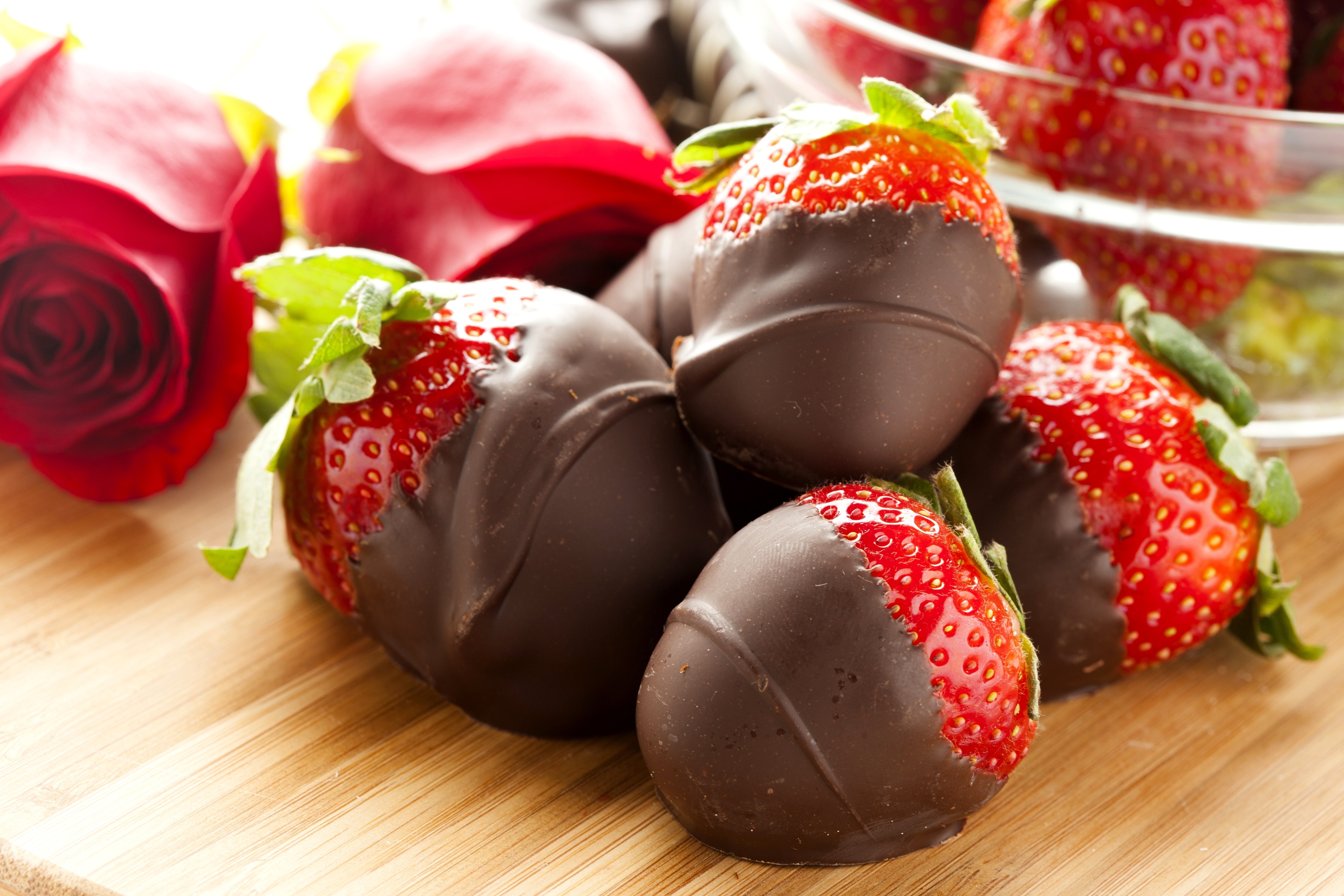 Chocolate-dipped strawberries and red roses HD Wallpaper