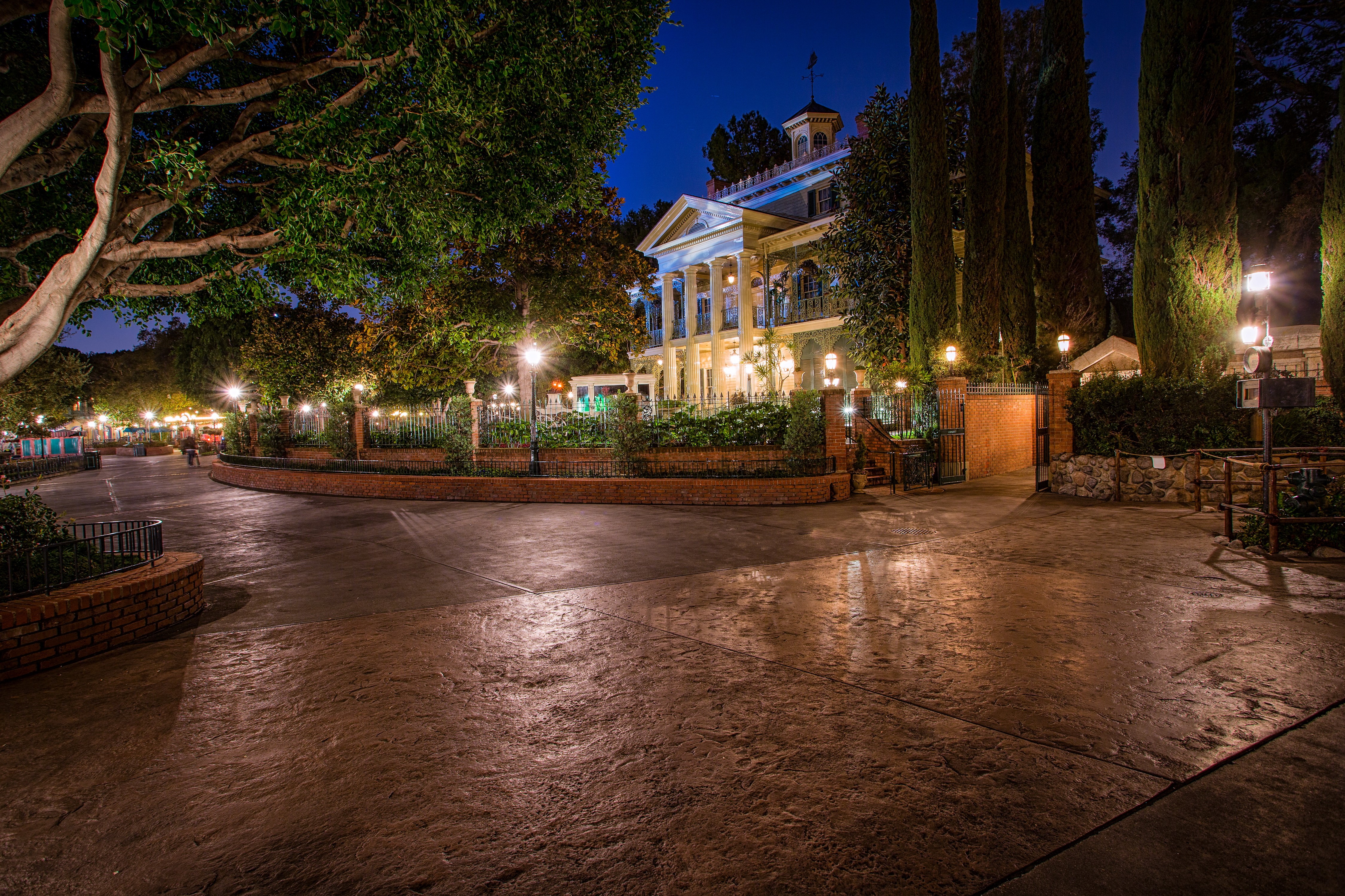 Haunted Mansion at Disneyland at Night HD Wallpaper