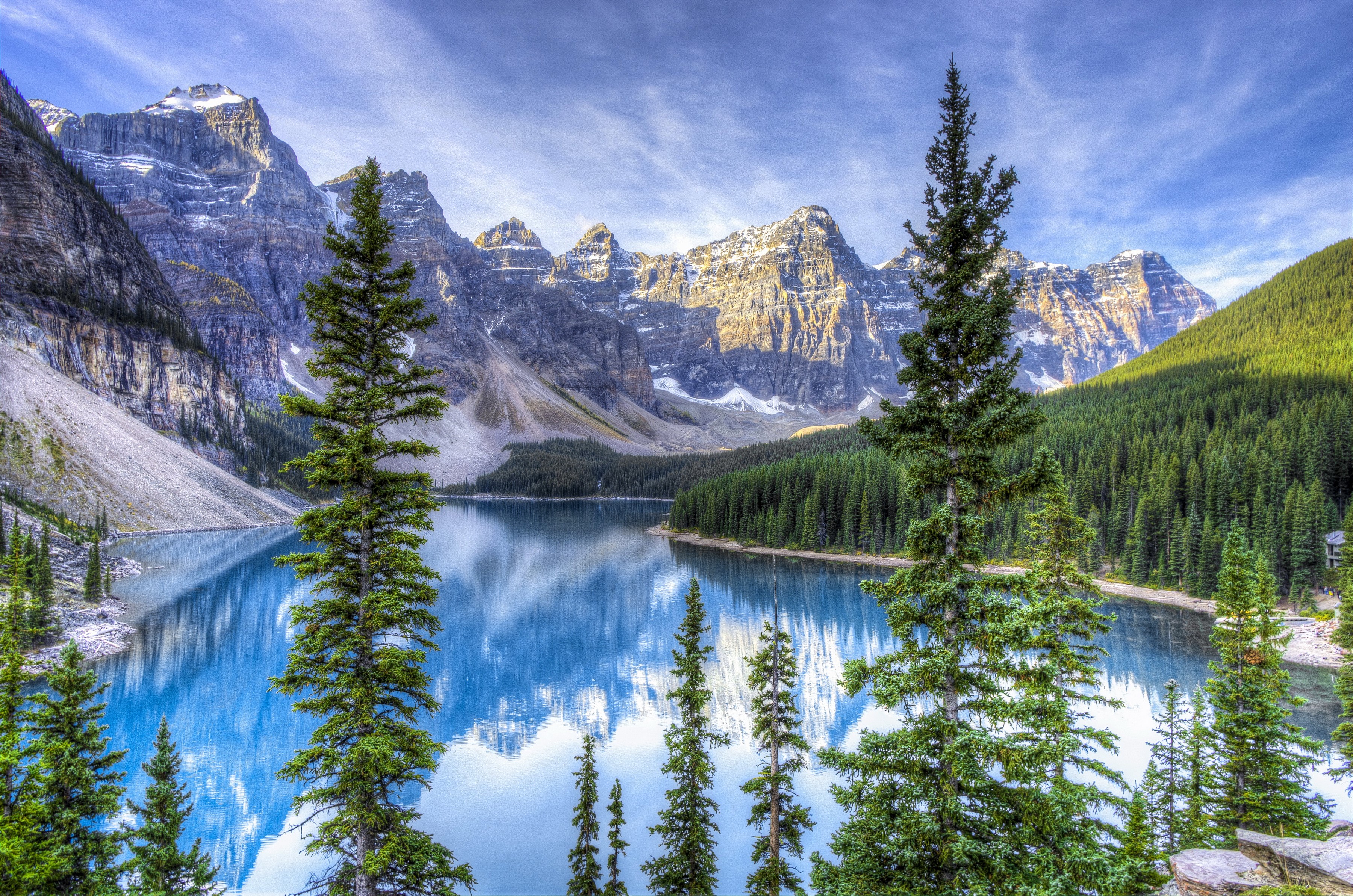 Moraine Lake and Mountains in Banff National Park HD Wallpaper