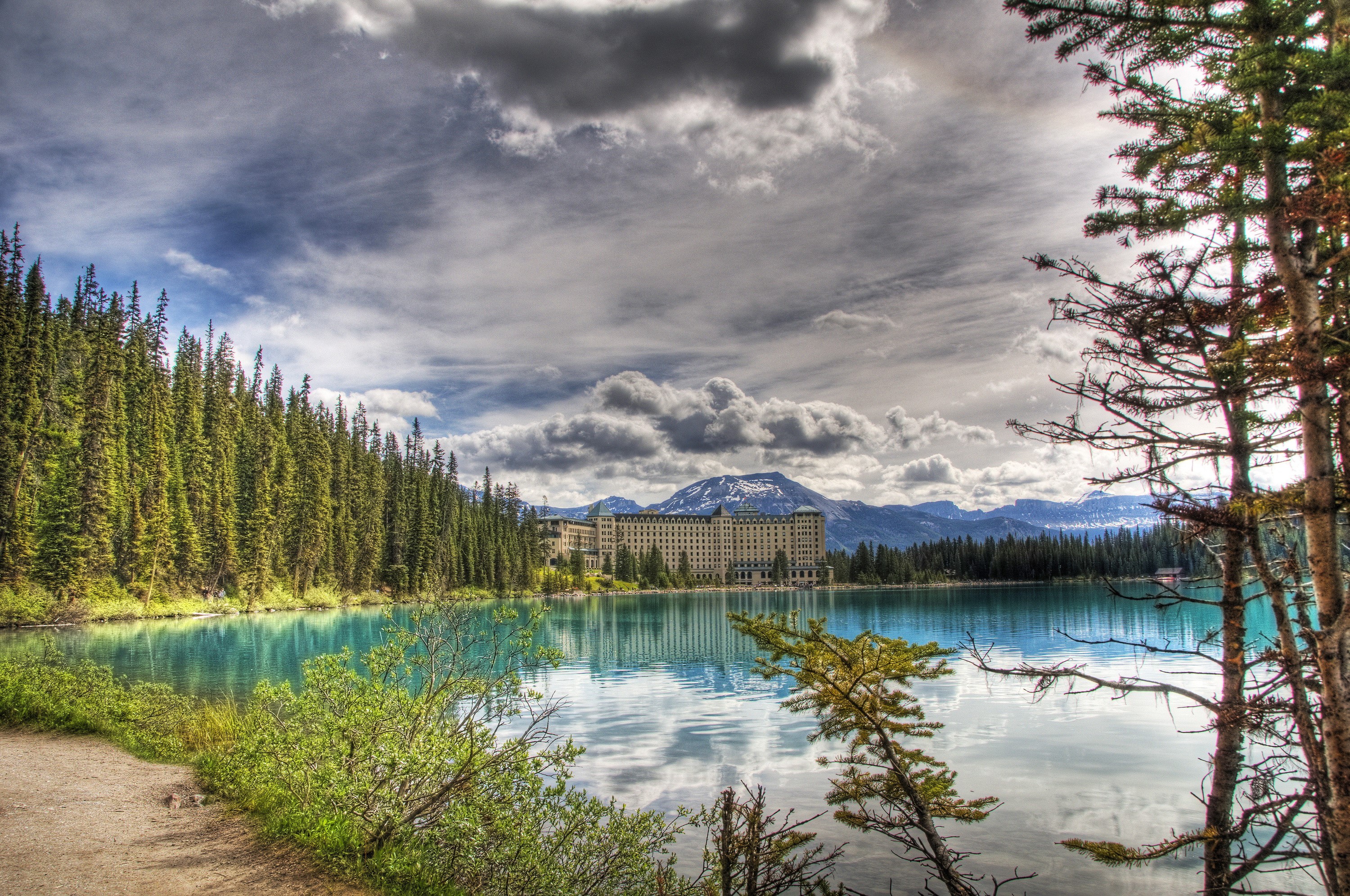 Fairmont Chateau Lake Louise and Mountains HD Wallpaper