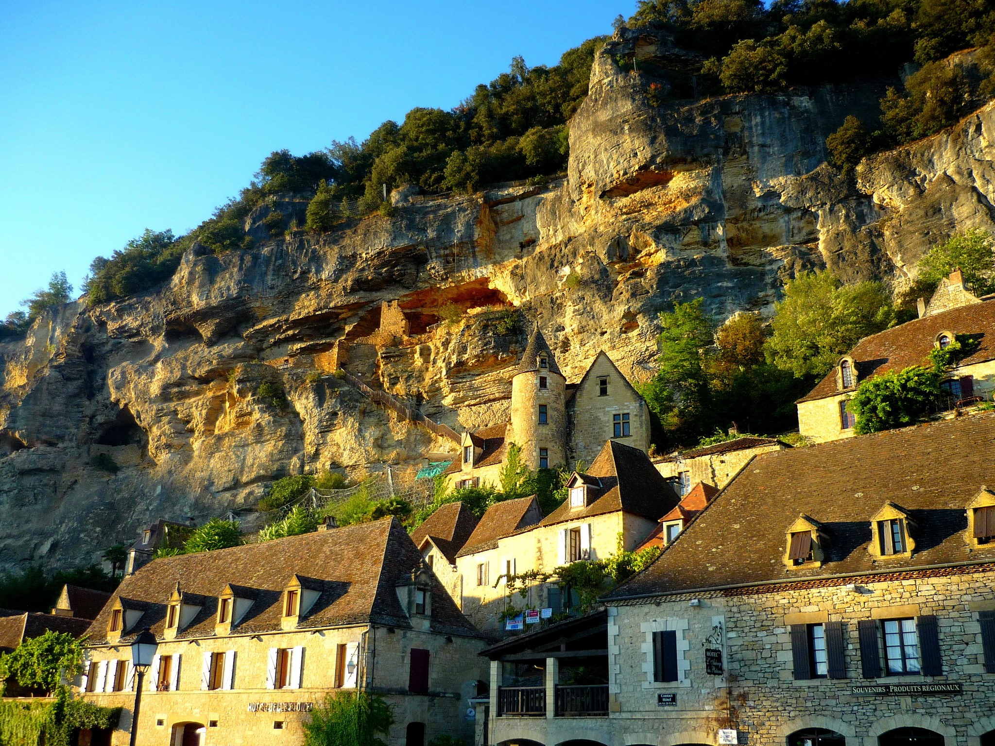 La Roque Gageac village nestled against a cliff in France HD Wallpaper