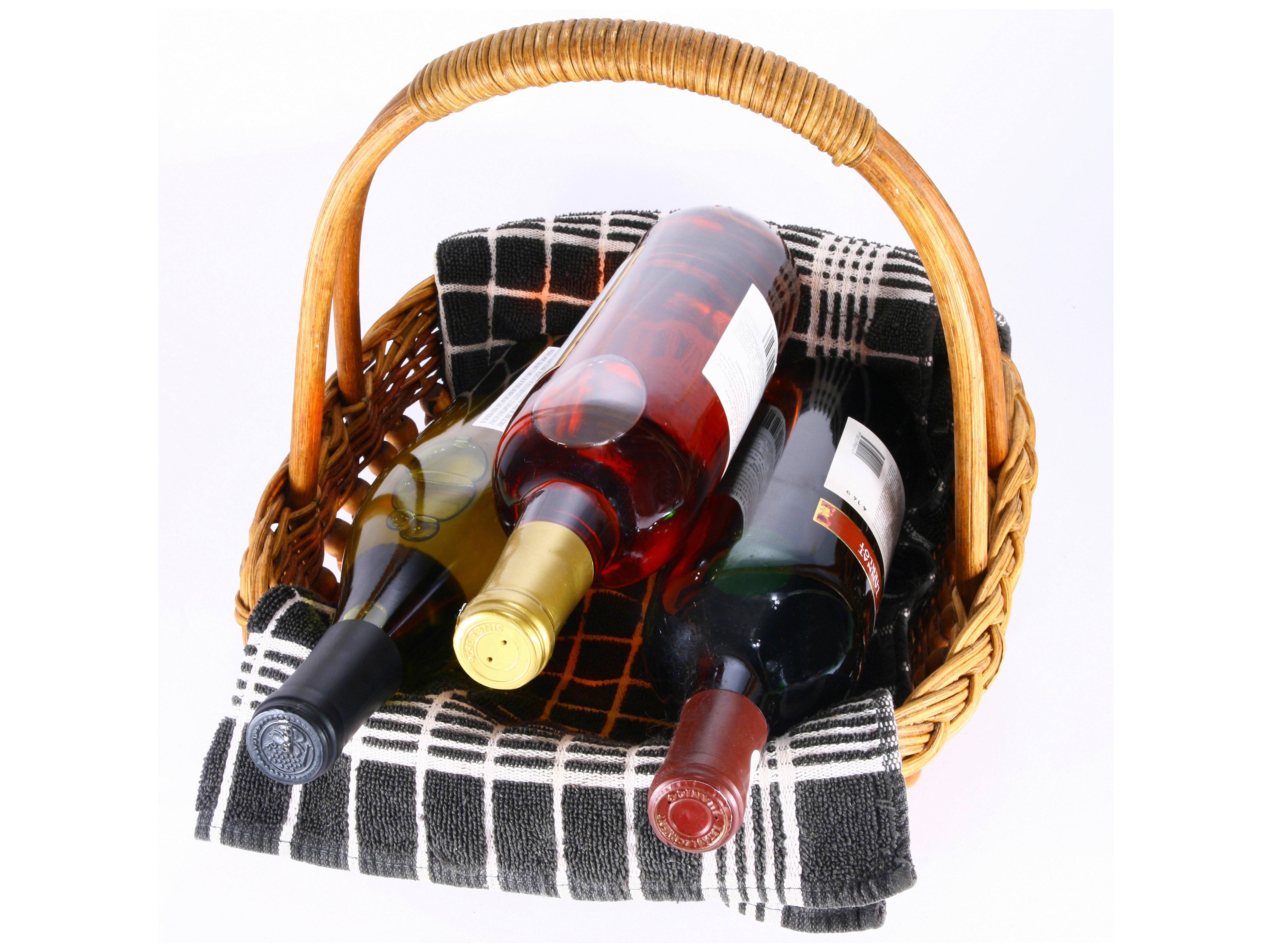 Wine bottles in a wicker basket HD Wallpaper