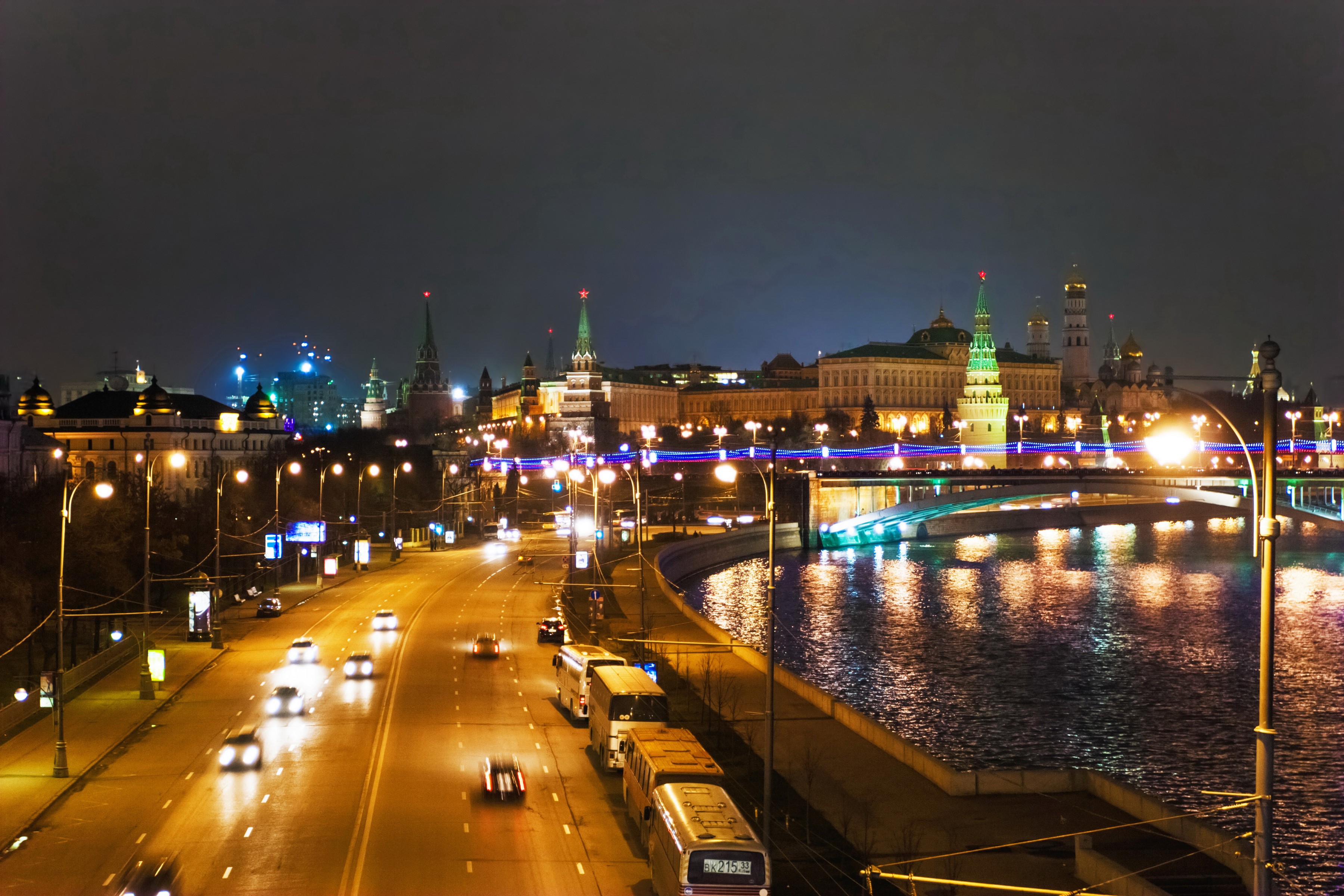 Moscow Kremlin and Moskva River at Night HD Wallpaper