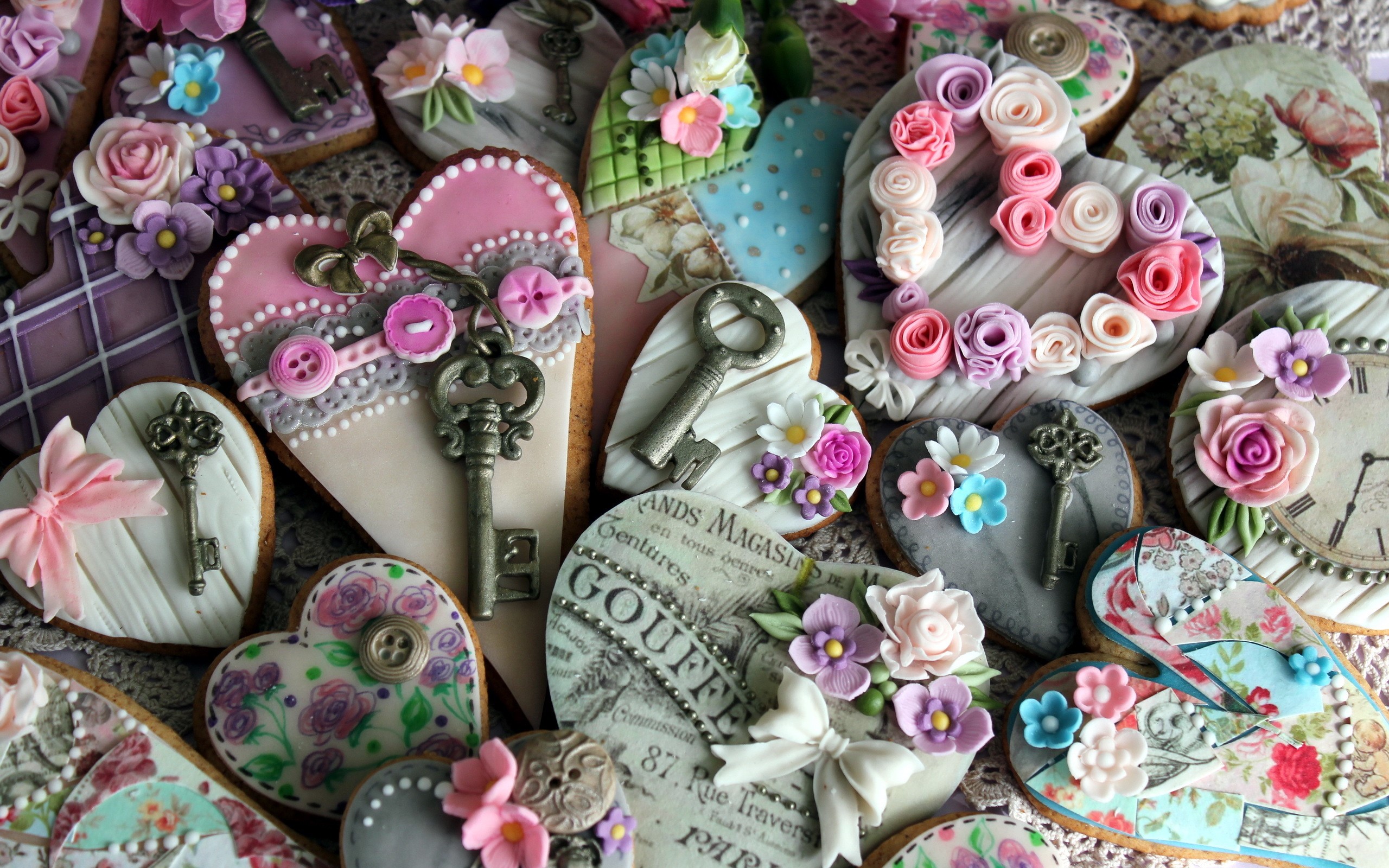 Heart-shaped cookies decorated with flowers and keys HD Wallpaper