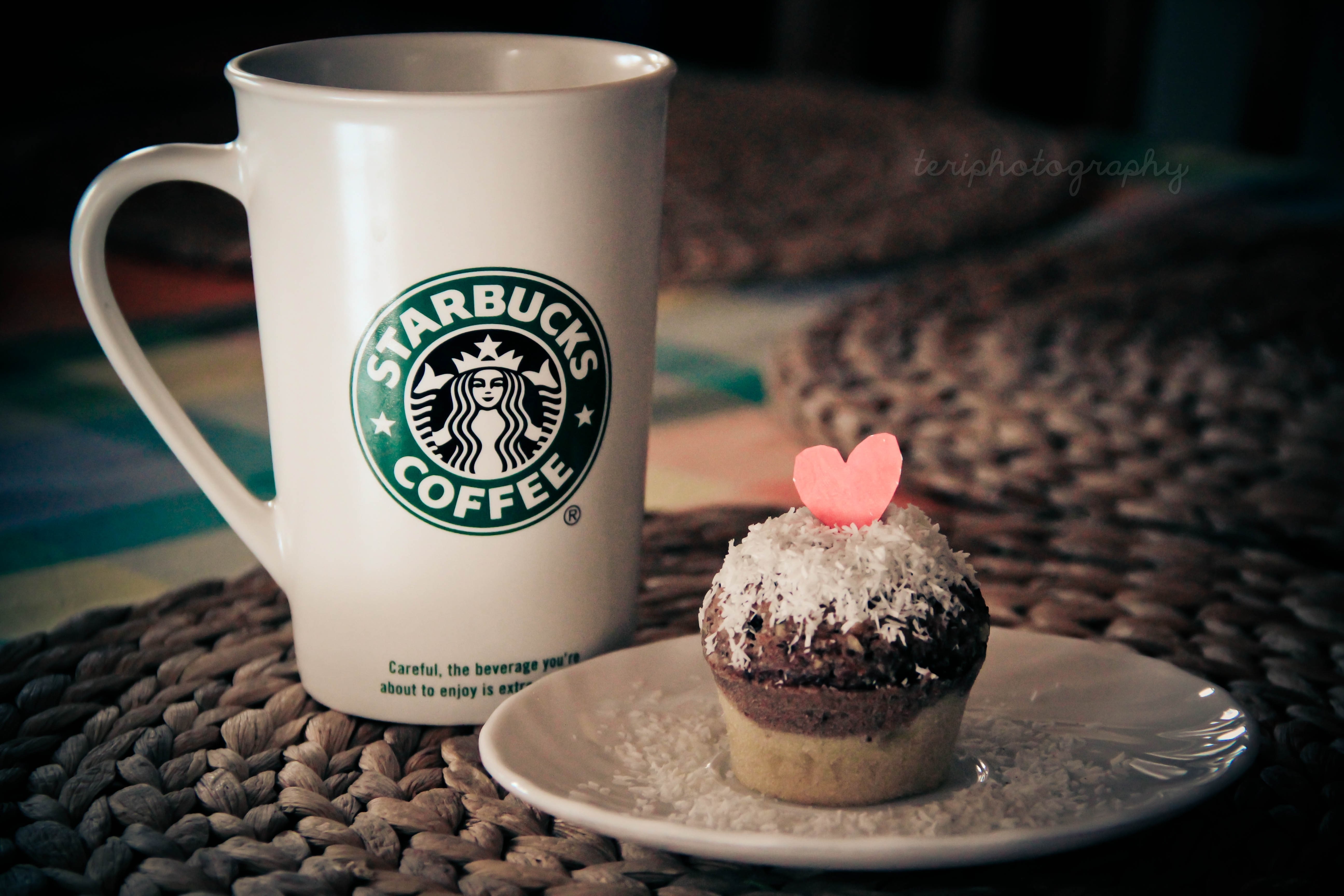 Starbucks mug and cupcake with heart HD Wallpaper