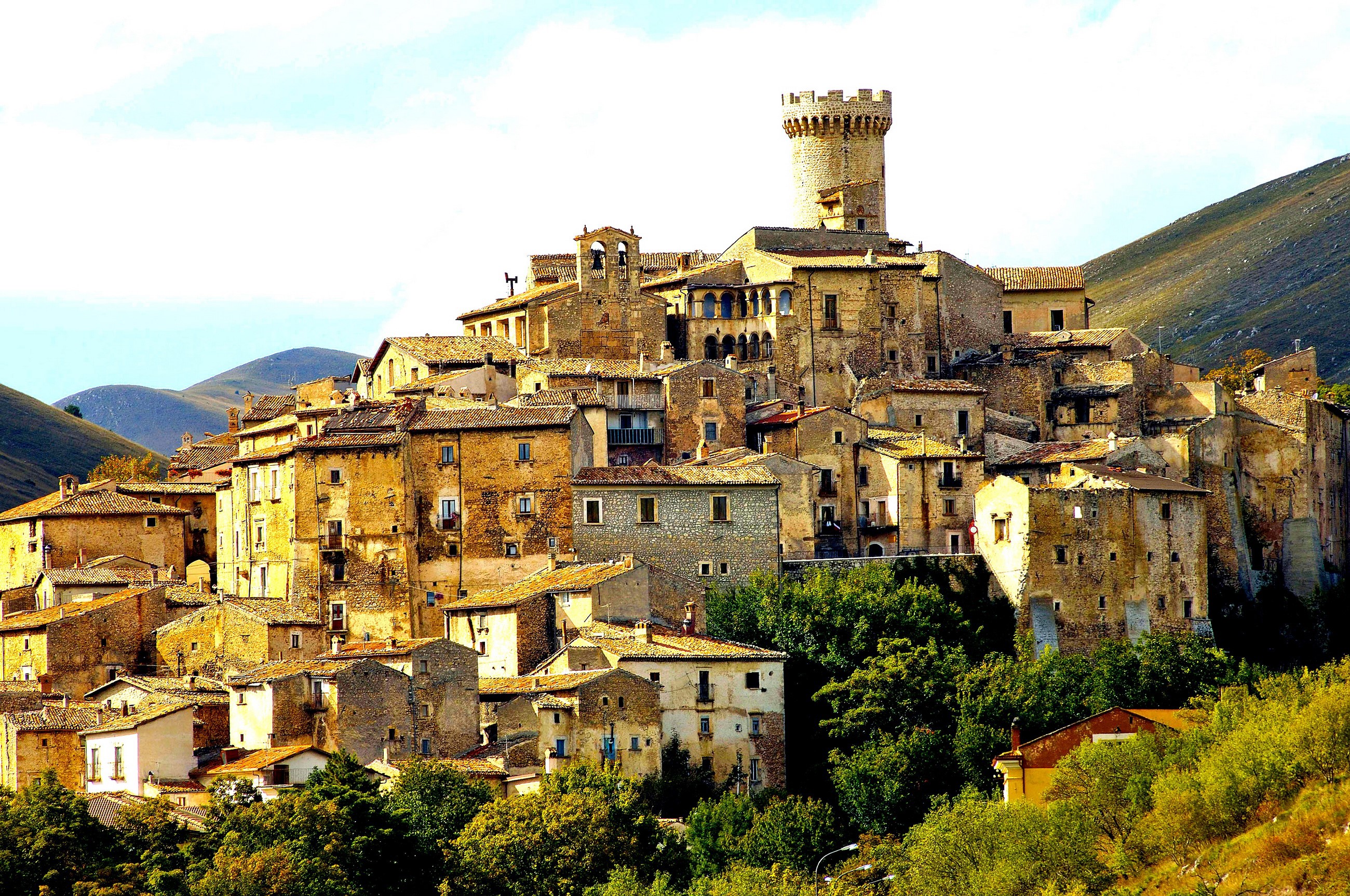 Santo Stefano di Sessanio, Italy village with castle tower HD Wallpaper