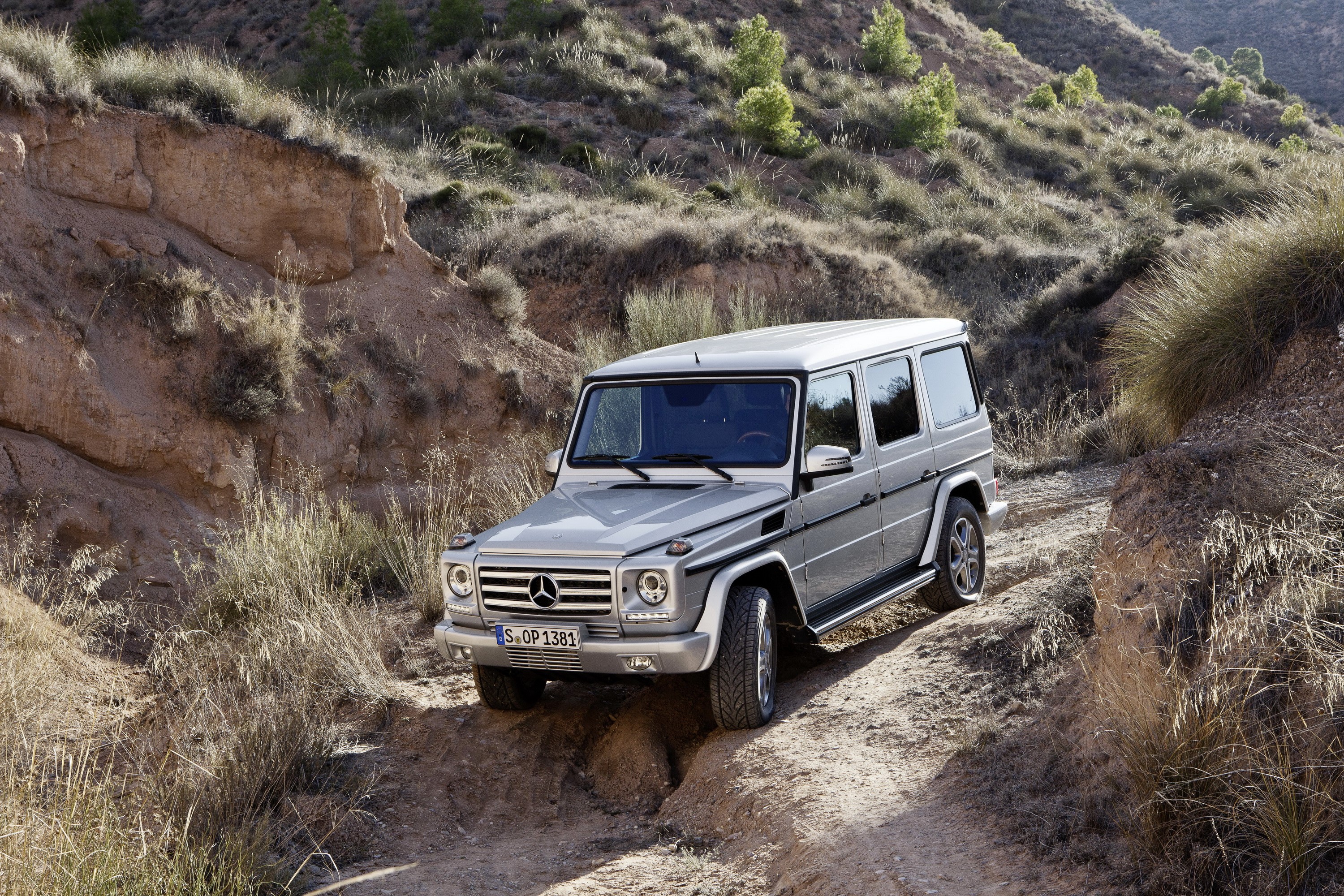 Silver Mercedes-Benz G350 W463 BlueTEC driving off-road HD Wallpaper