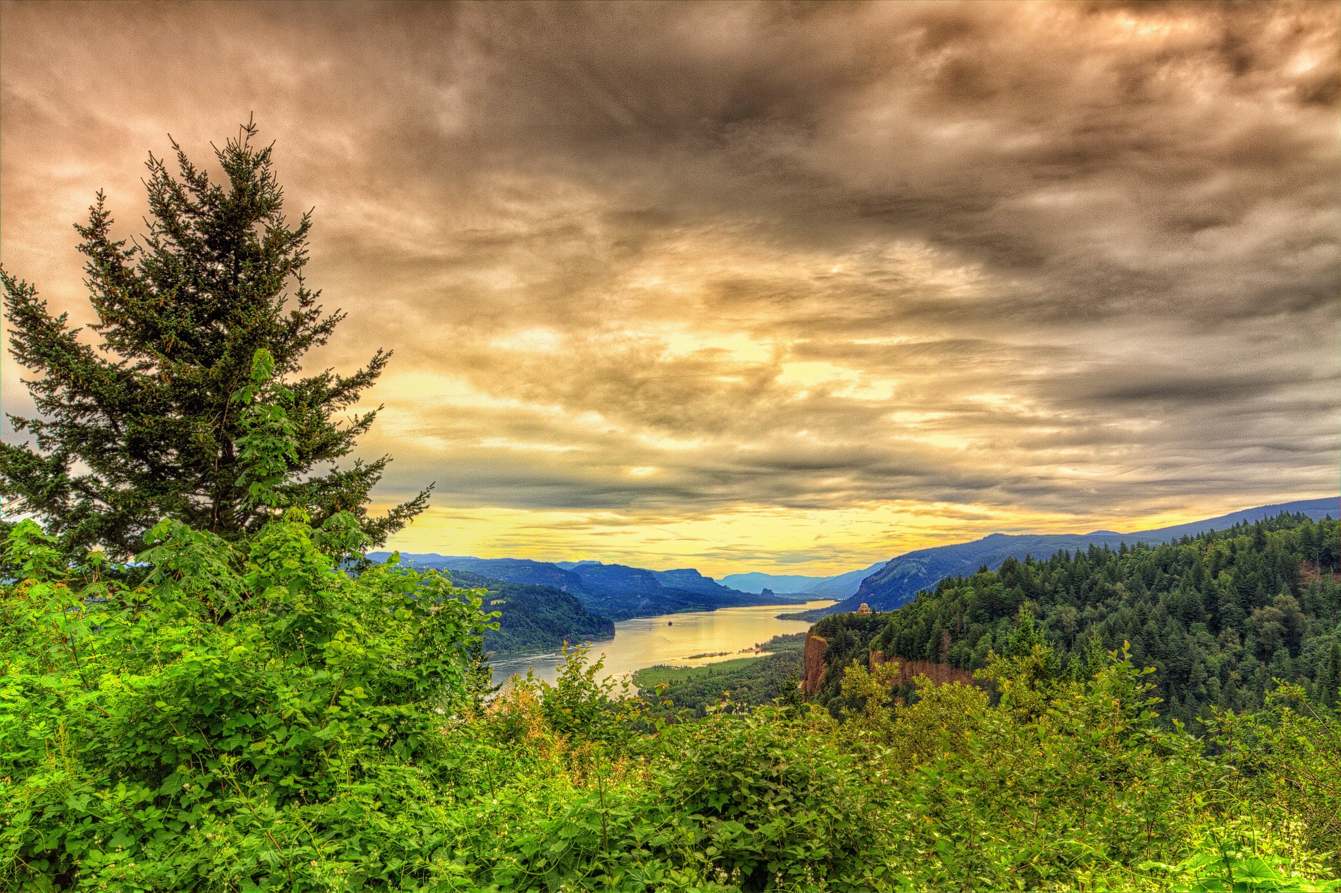 Columbia River Gorge Scenery with River and Sky HD Wallpaper