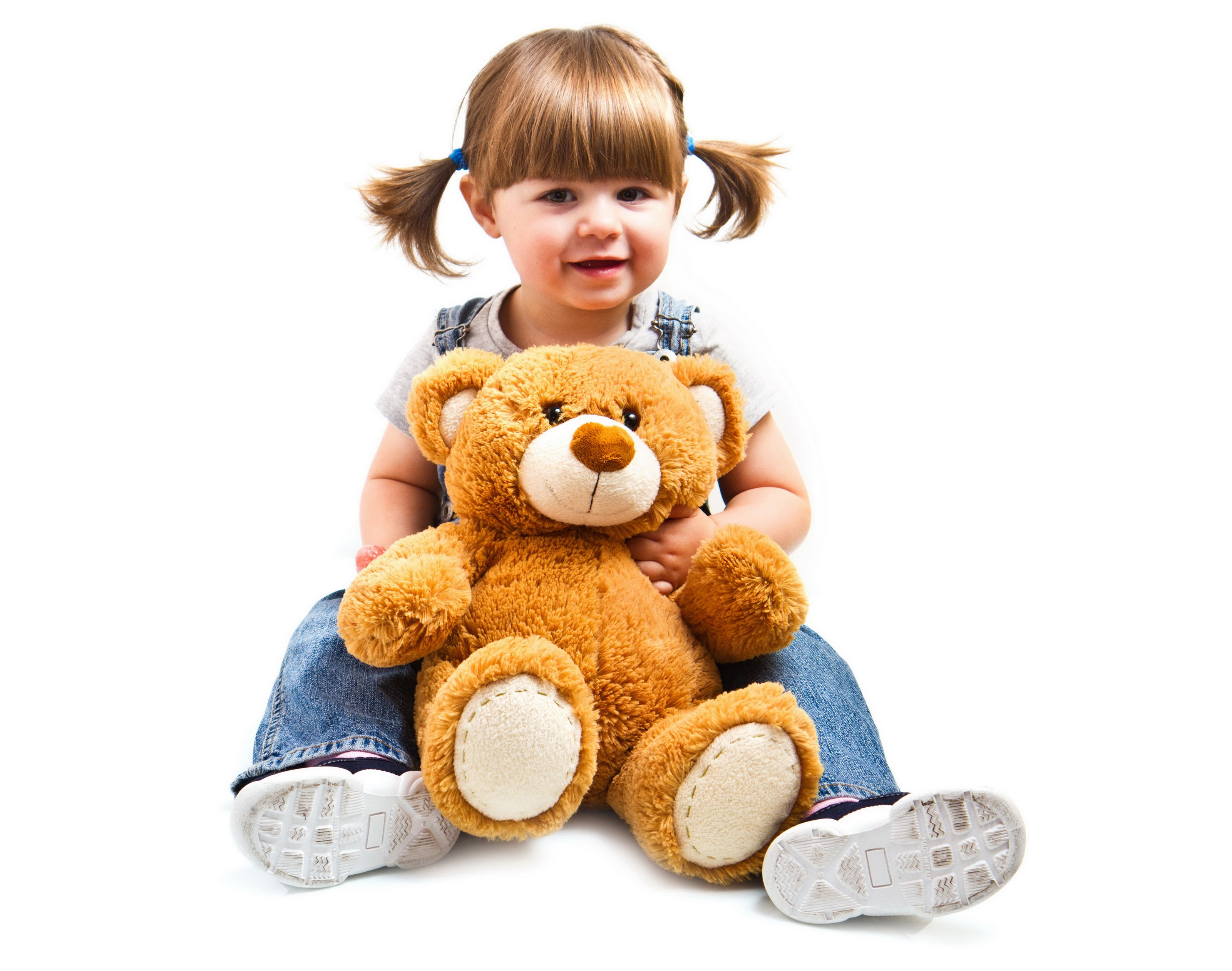 Little girl with a teddy bear HD Wallpaper