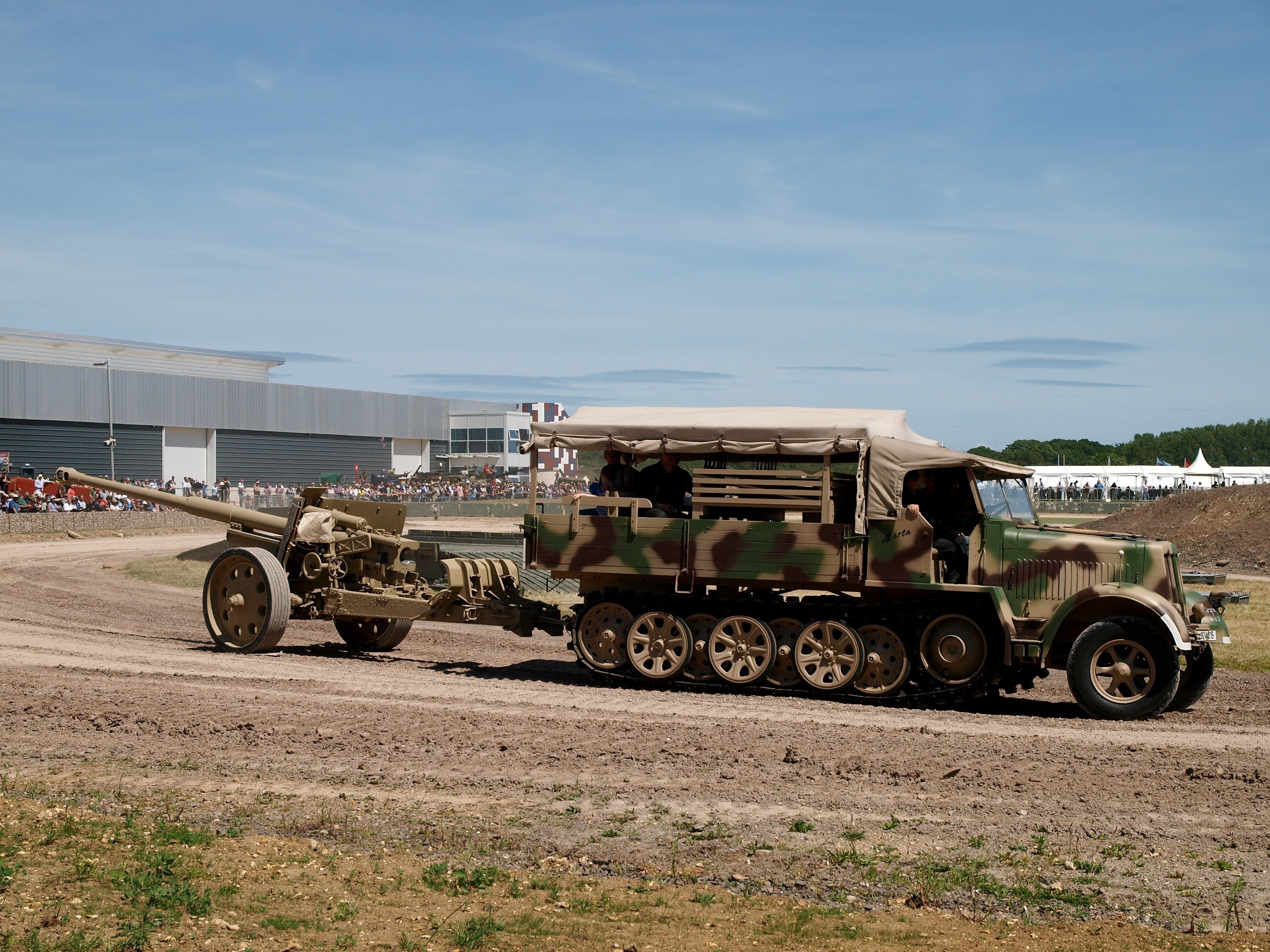 Sd.Kfz. 7 towing a field gun HD Wallpaper