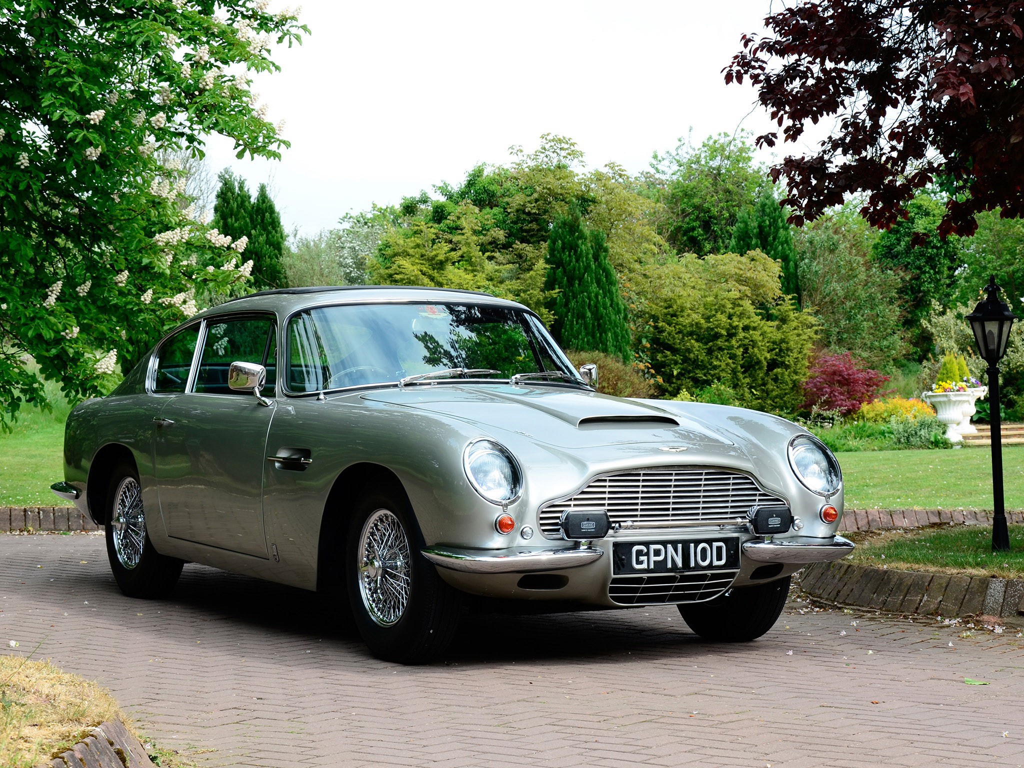 Aston Martin DB6 Vantage mkII parked on a driveway HD Wallpaper