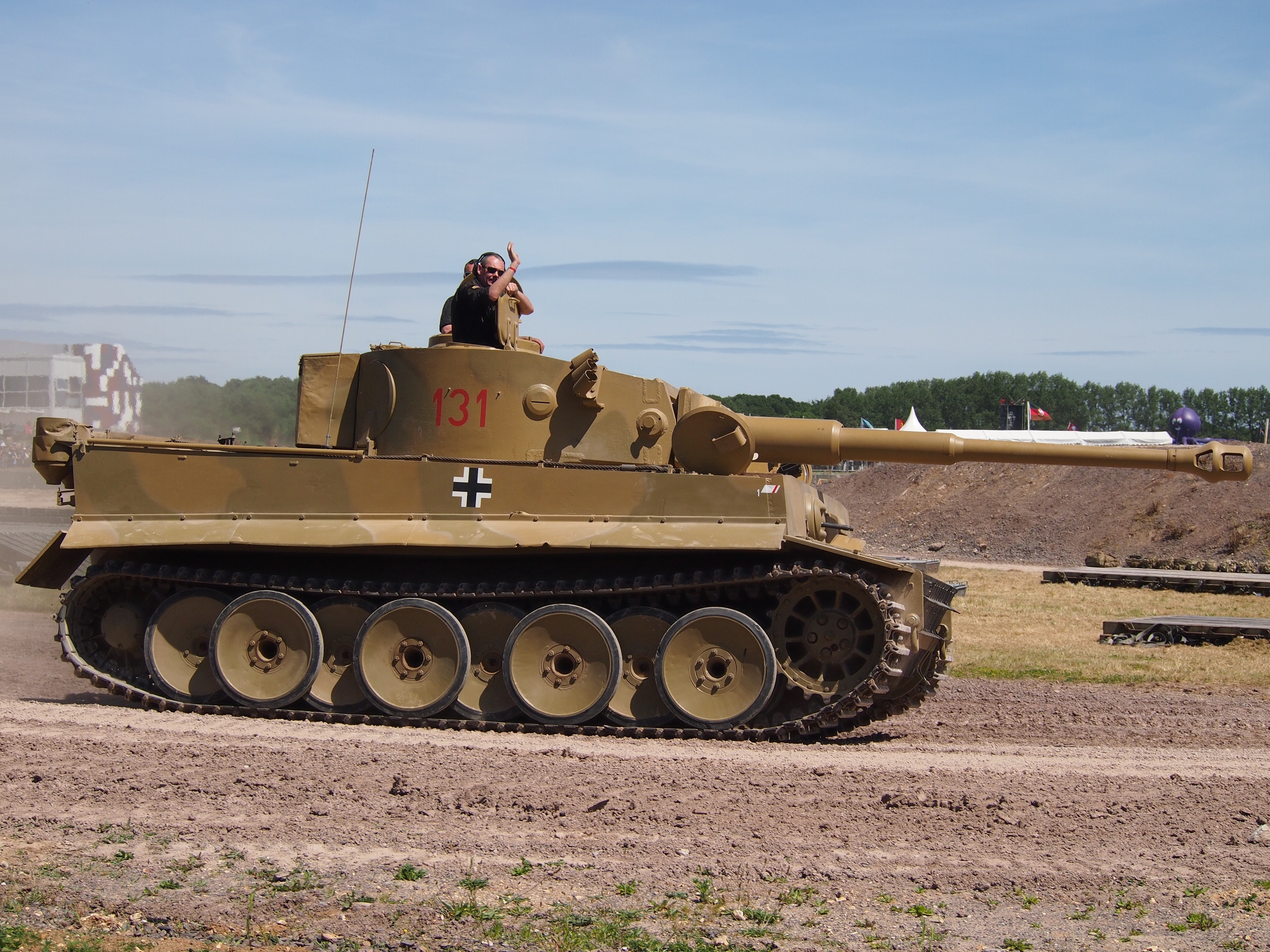 Tiger tank with crew HD Wallpaper