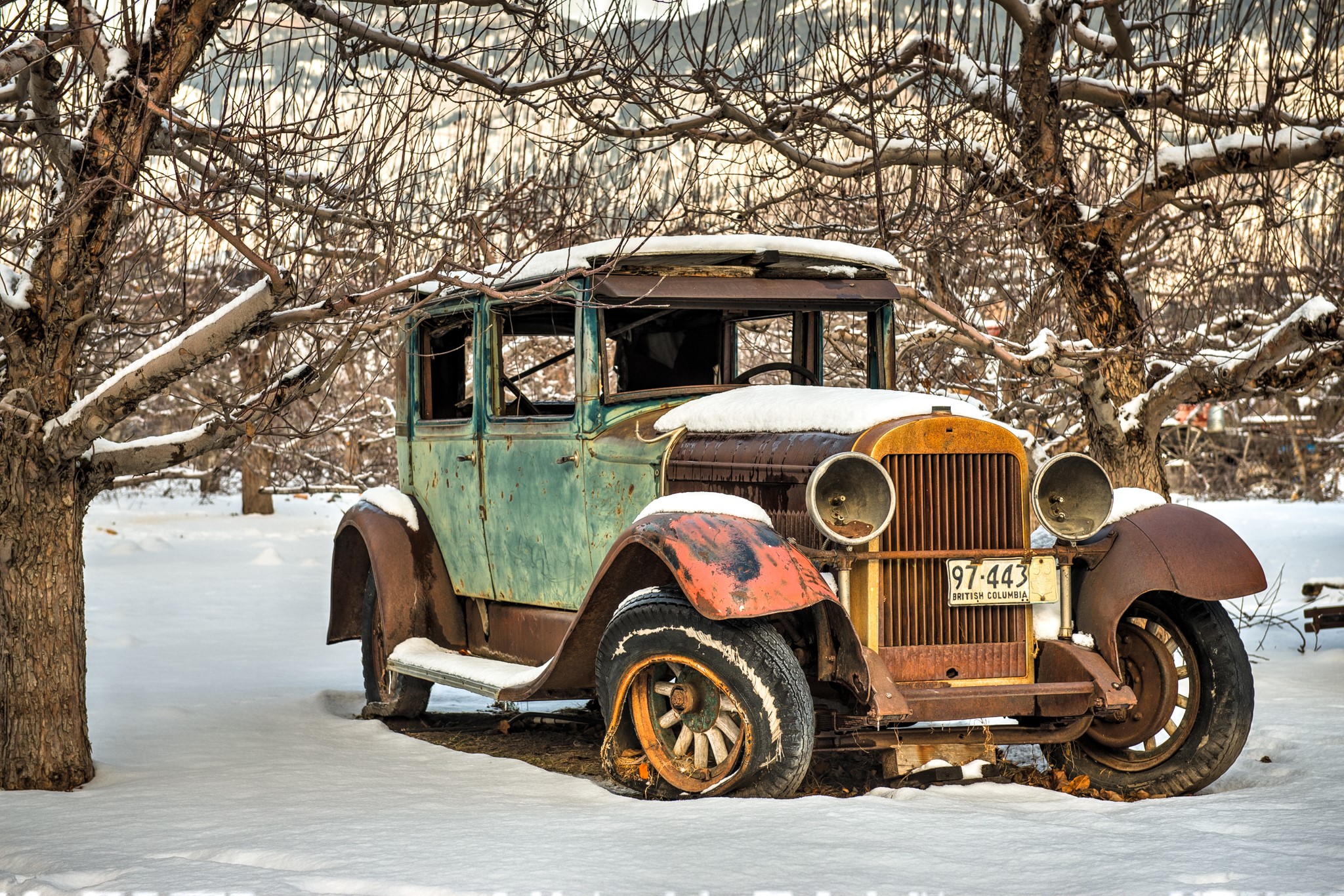 Abandoned vintage car in snow HD Wallpaper