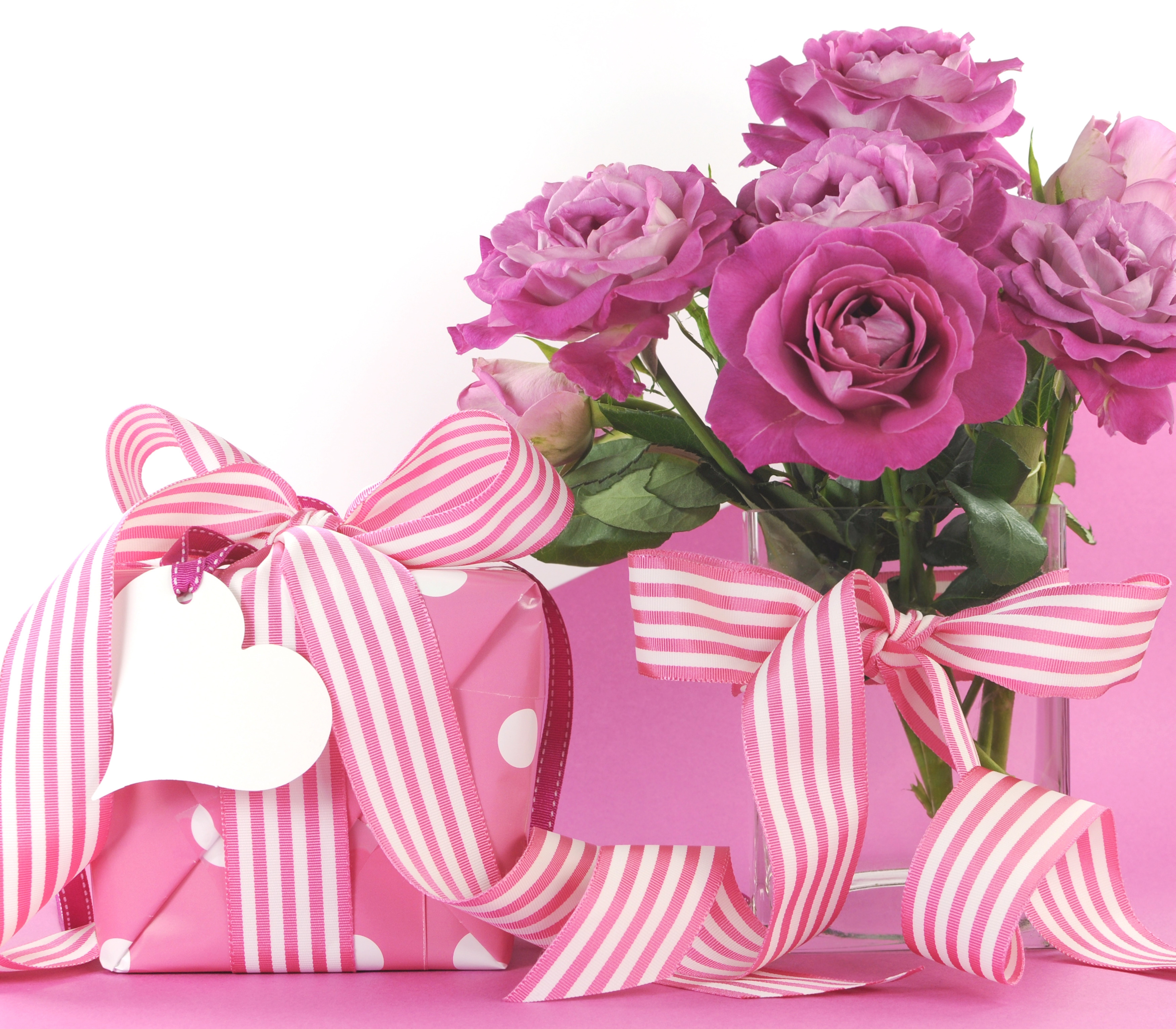 Pink gifts with bows and purple roses HD Wallpaper