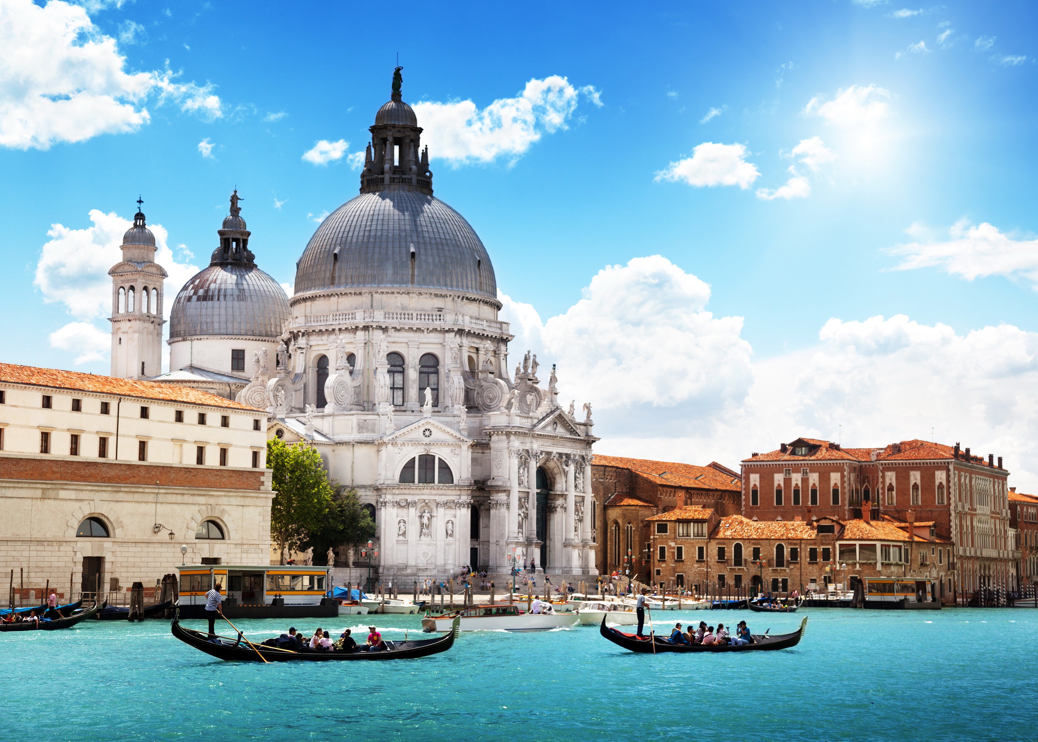 Venice, Italy with Gondolas and Basilica di Santa Maria della Salute HD Wallpaper